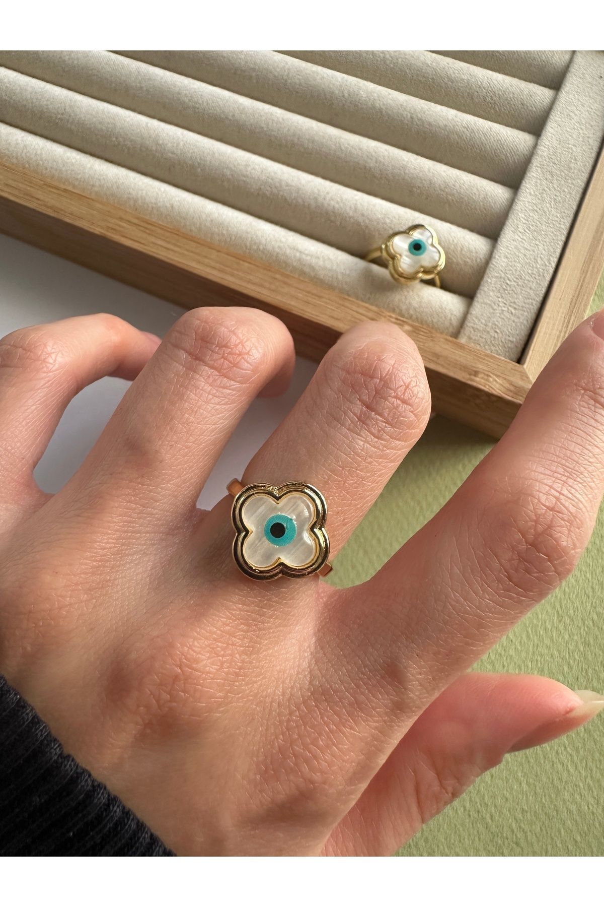 ringbox-Clover Model Pearlescent Ring 2