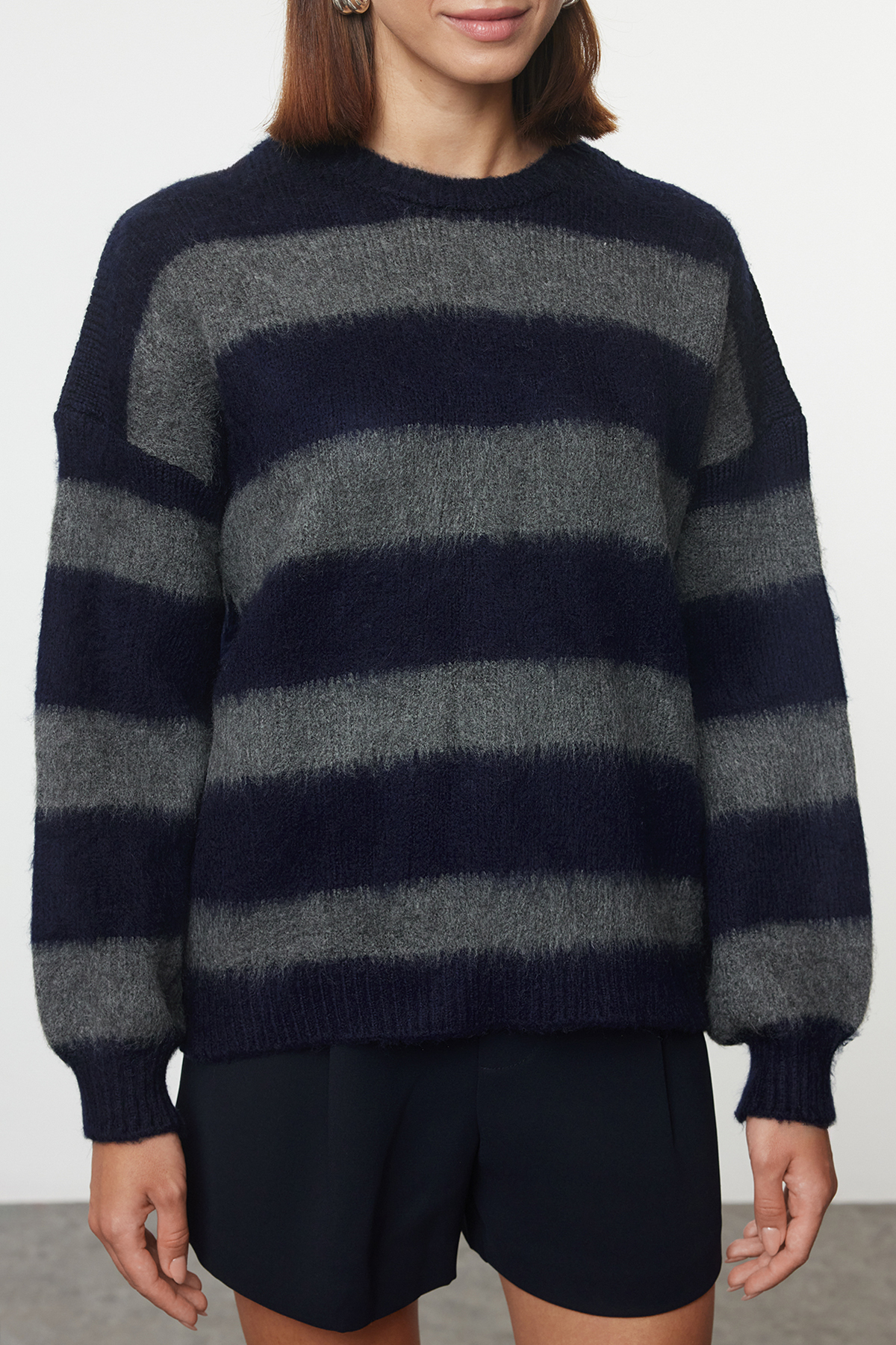 Trendyolmilla  Lacivert Yumuşak Dokulu Geniş Kalıp Triko Kazak TWOAW25KZ00283 - Görsel 3