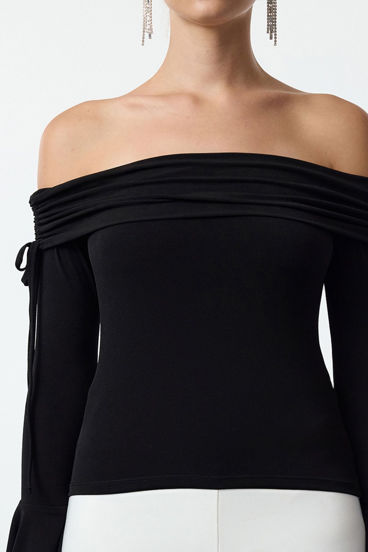Trendyol Collection-Schwarze Carmen-Kragen-Schnürung, detaillierte spanische Ärmel, gestrickte, stilvolle Bluse TPRAW25BZ00009 4