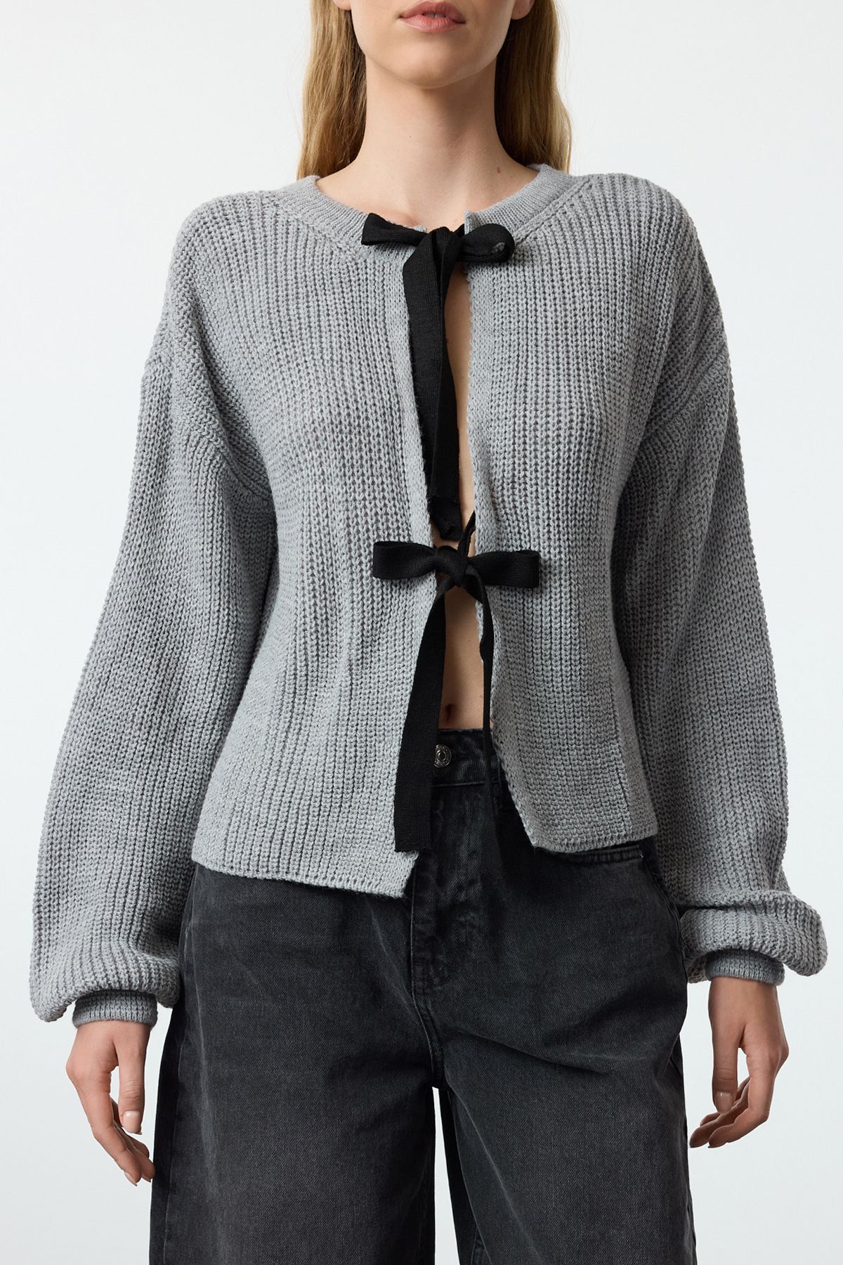 Trendyol Collection-Doppelseitiger grauer Crop-Strickpullover – tragbar mit Band- und Schleifendetail TWOAW25KZ00074 5