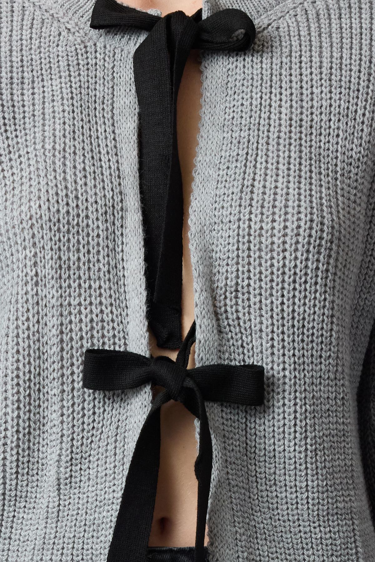 Trendyol Collection-Doppelseitiger grauer Crop-Strickpullover – tragbar mit Band- und Schleifendetail TWOAW25KZ00074 4