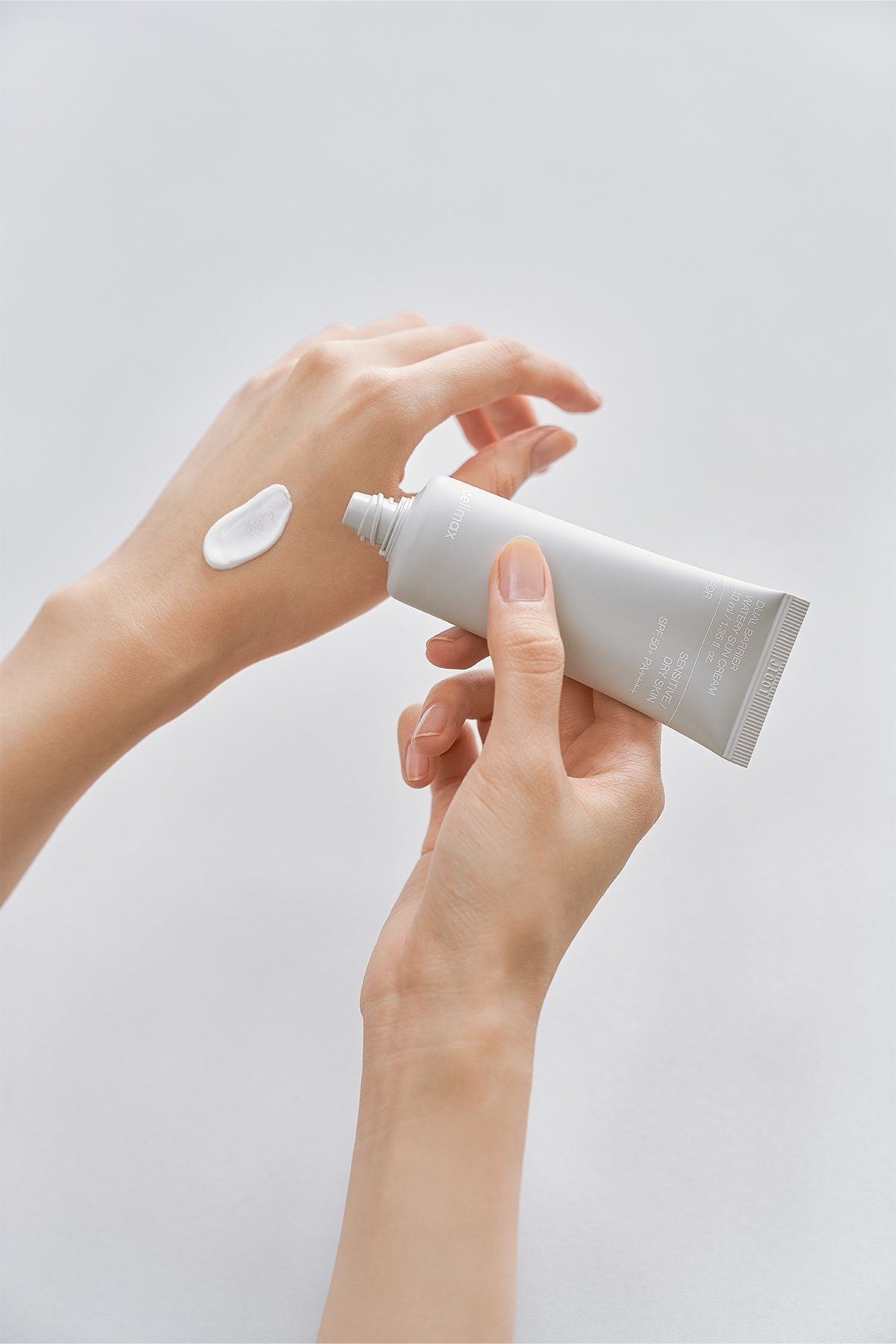 کرم ضد آفتاب صورت مبتنی بر آب برای ترمیم پوست حساس و خشک سد آبکی ویونین Celimax