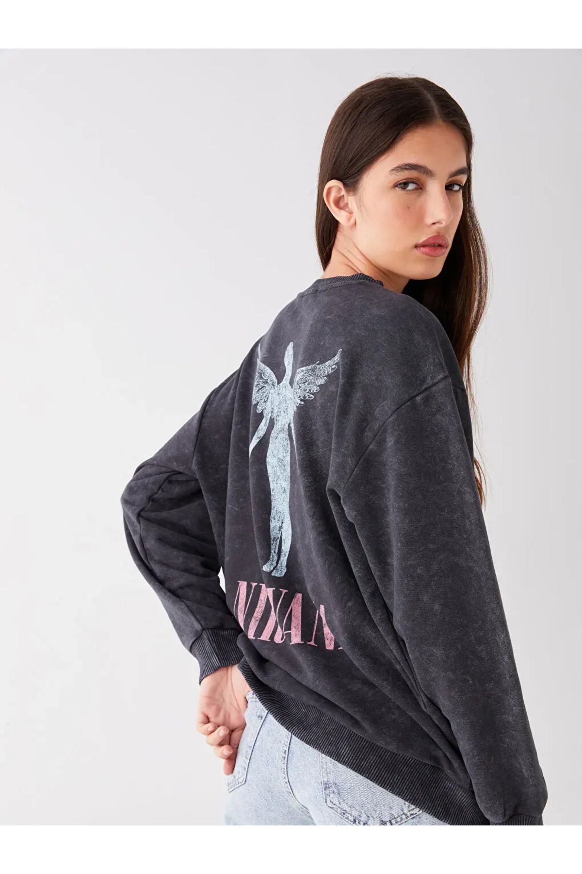 LC Waikiki LCW Vision Antrasit Bisiklet Yaka Nirvana Bask l Uzun Kollu Oversize Kad n Sweatshirt Kad n Giyim