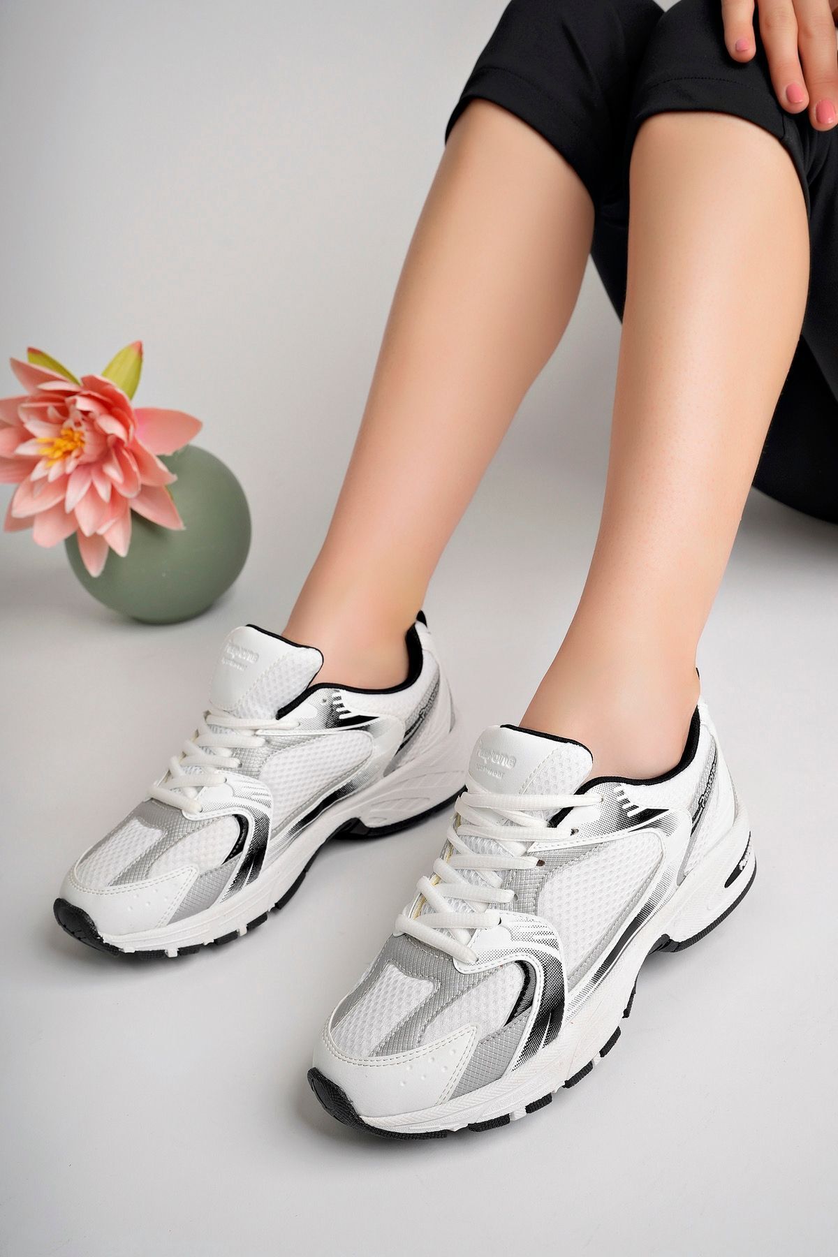 femme blanche sneaker chaussures journalières
