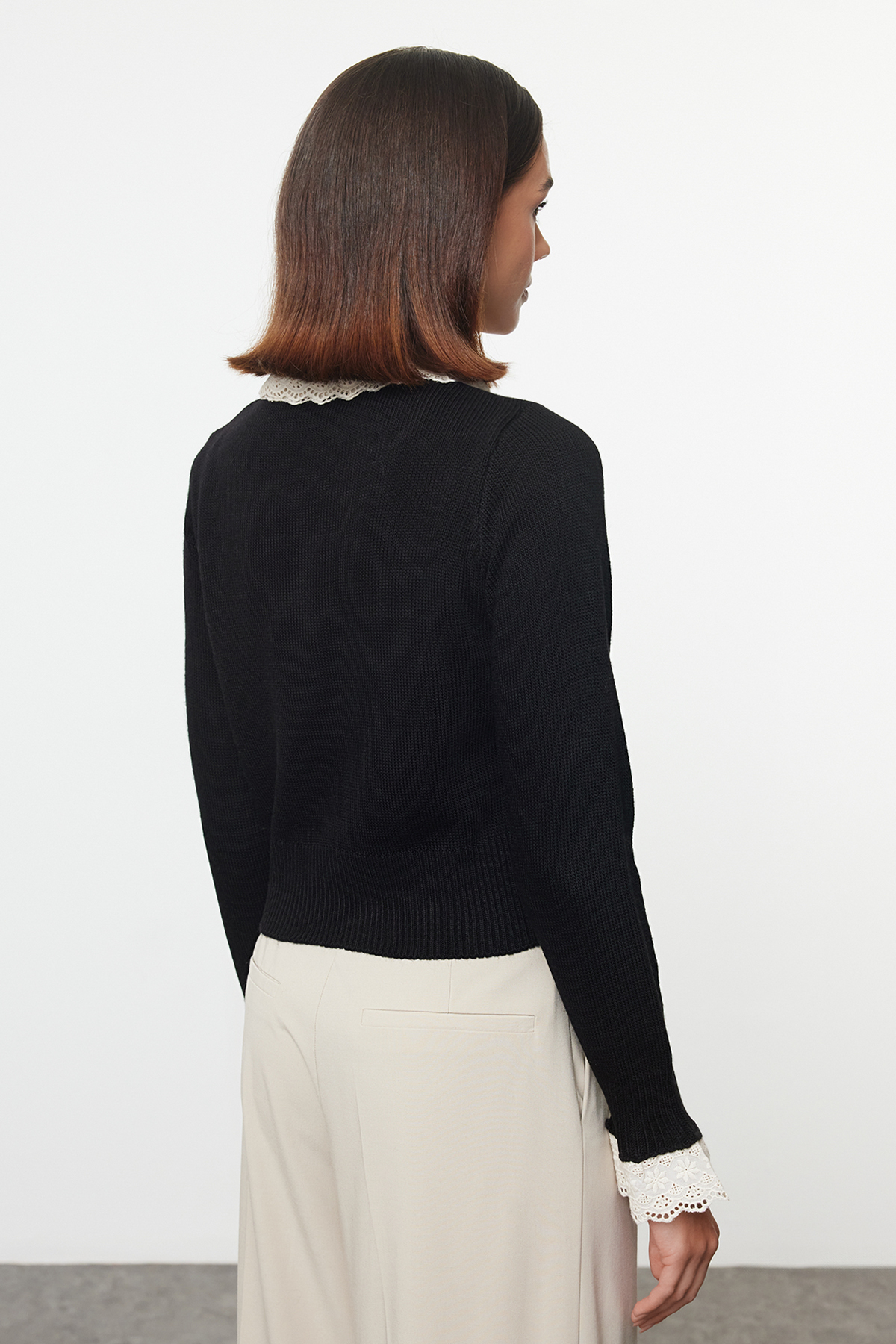 Trendyolmilla  Siyah Crop Dantel Garnili Kurdele/Fiyonk Detaylı Triko Hırka TWOAW25HI00251 - Görsel 5