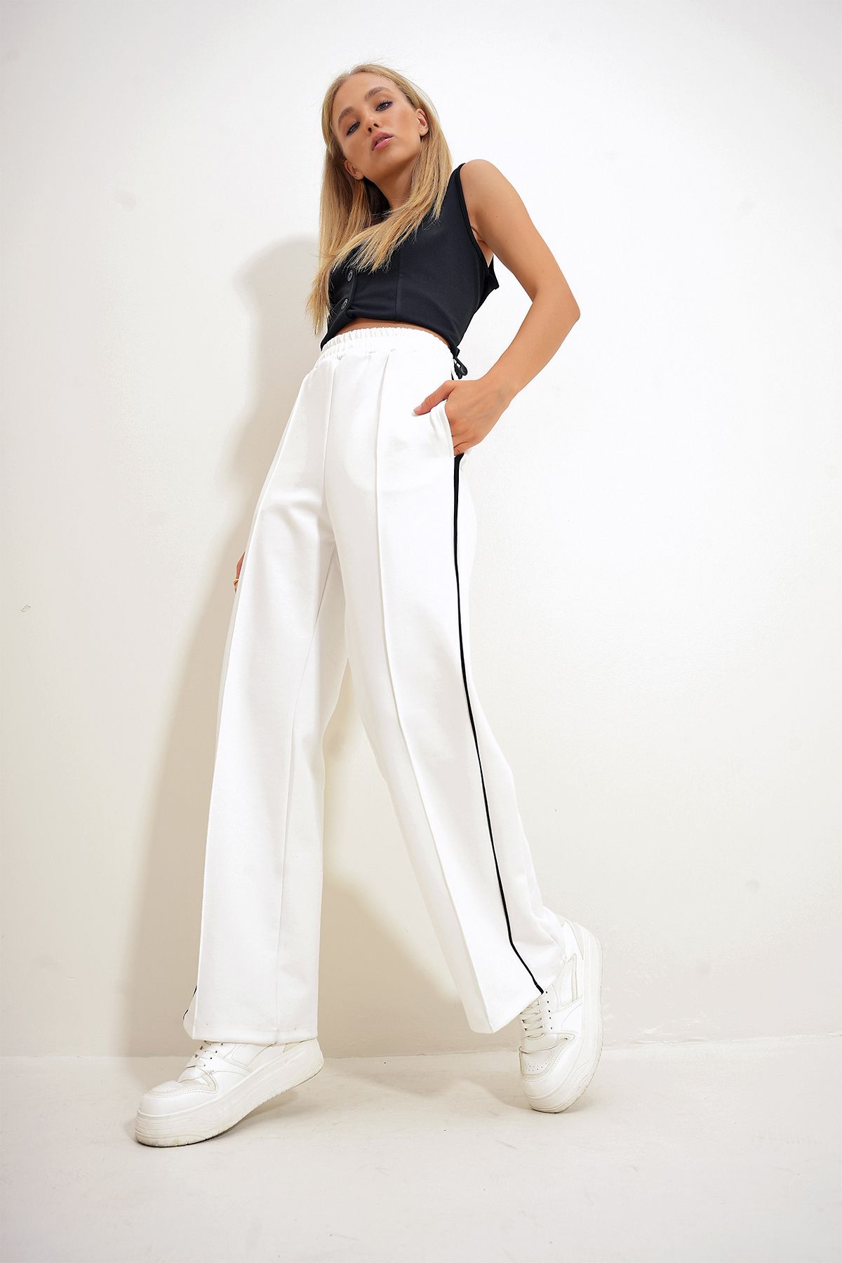 Trend Alaçatı Stili-Weiße Retrohose - Seitenstreifen, Grasgrün, Doppeltasche ALC-X12493 7