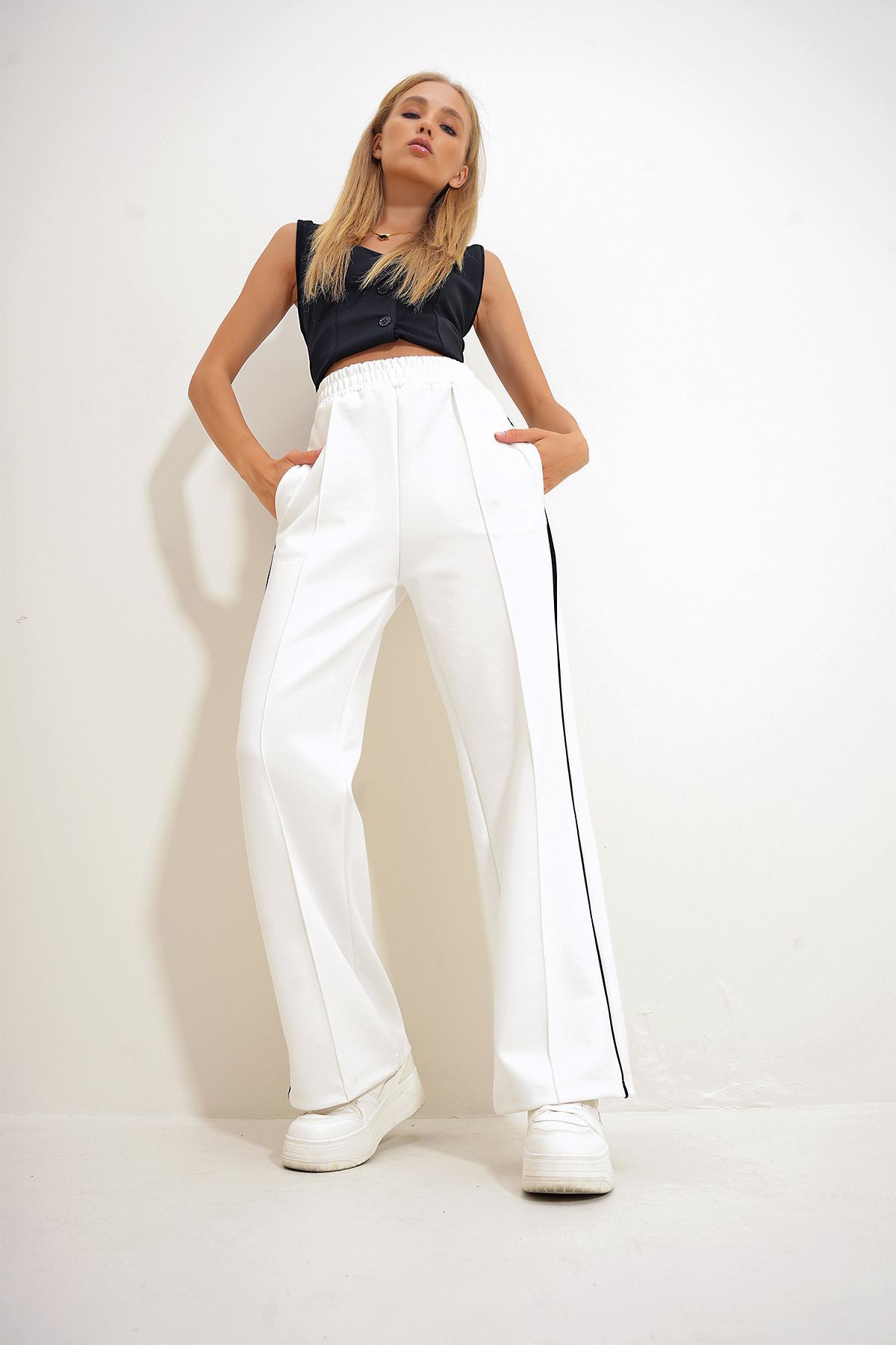 Trend Alaçatı Stili-Weiße Retrohose - Seitenstreifen, Grasgrün, Doppeltasche ALC-X12493 6
