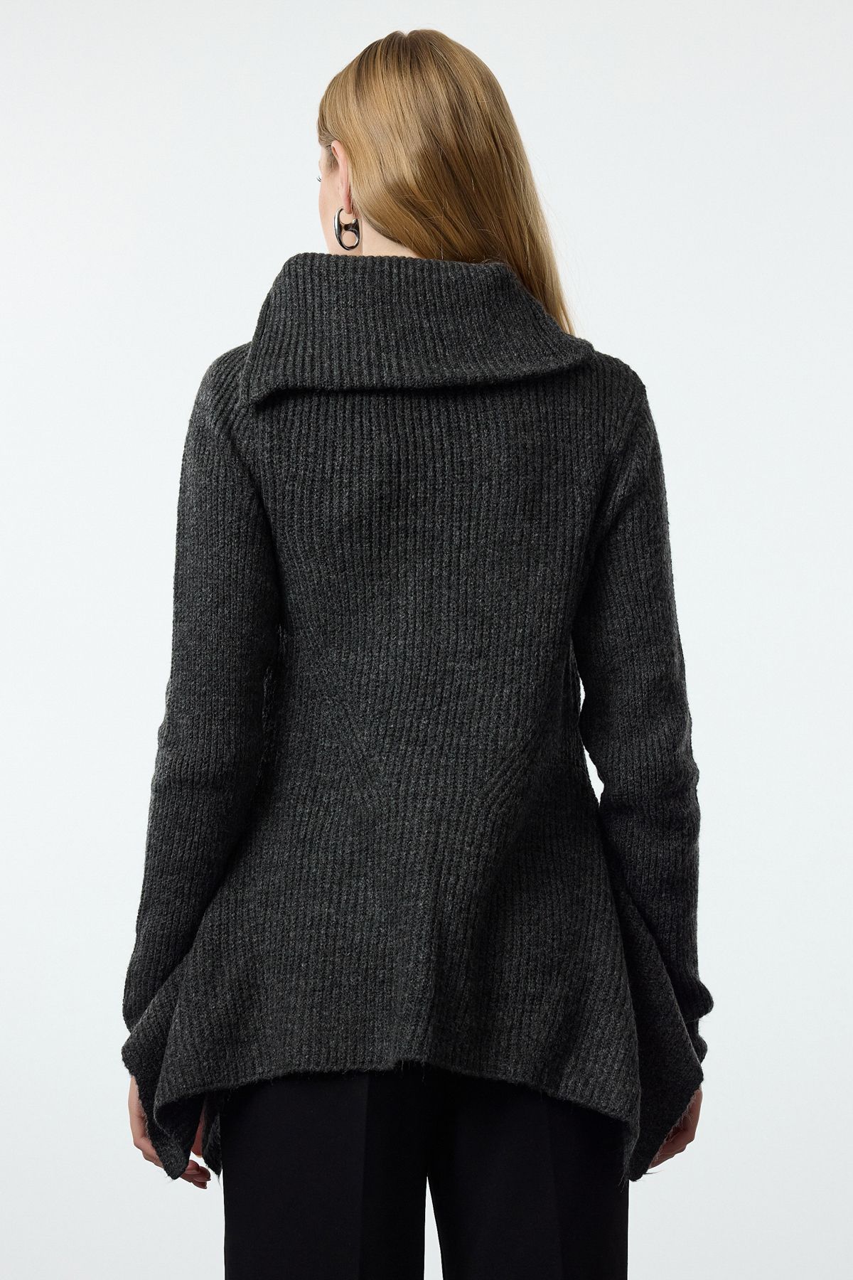 Trendyol Collection-Asymetryczny kołnierz - rozpinany sweter z dzianiny w kolorze antracytowym TWOAW25KZ00066 5
