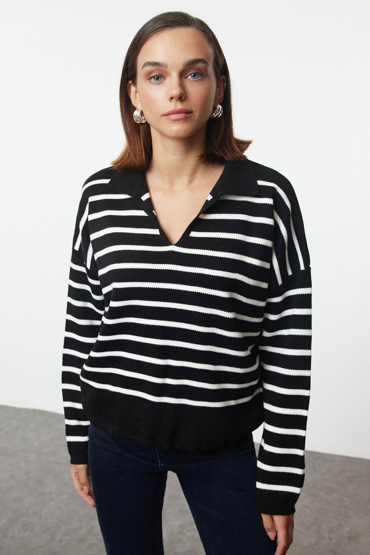 Trendyol Collection-Golf w paski, duży sweter z dzianiny - czarny Twoaw25kz00341 2