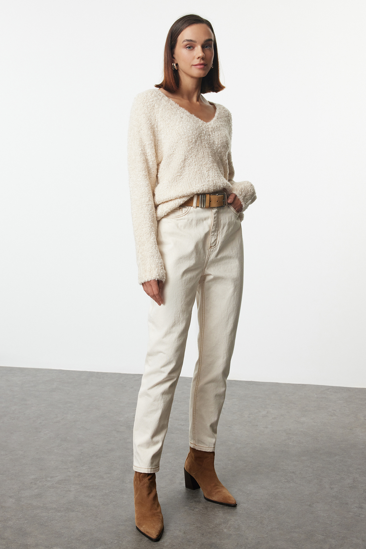 Trendyolmilla  Taş Geniş Kalıp Derin V Yaka Dokulu Triko Kazak TWOAW25KZ00241 - Görsel 2