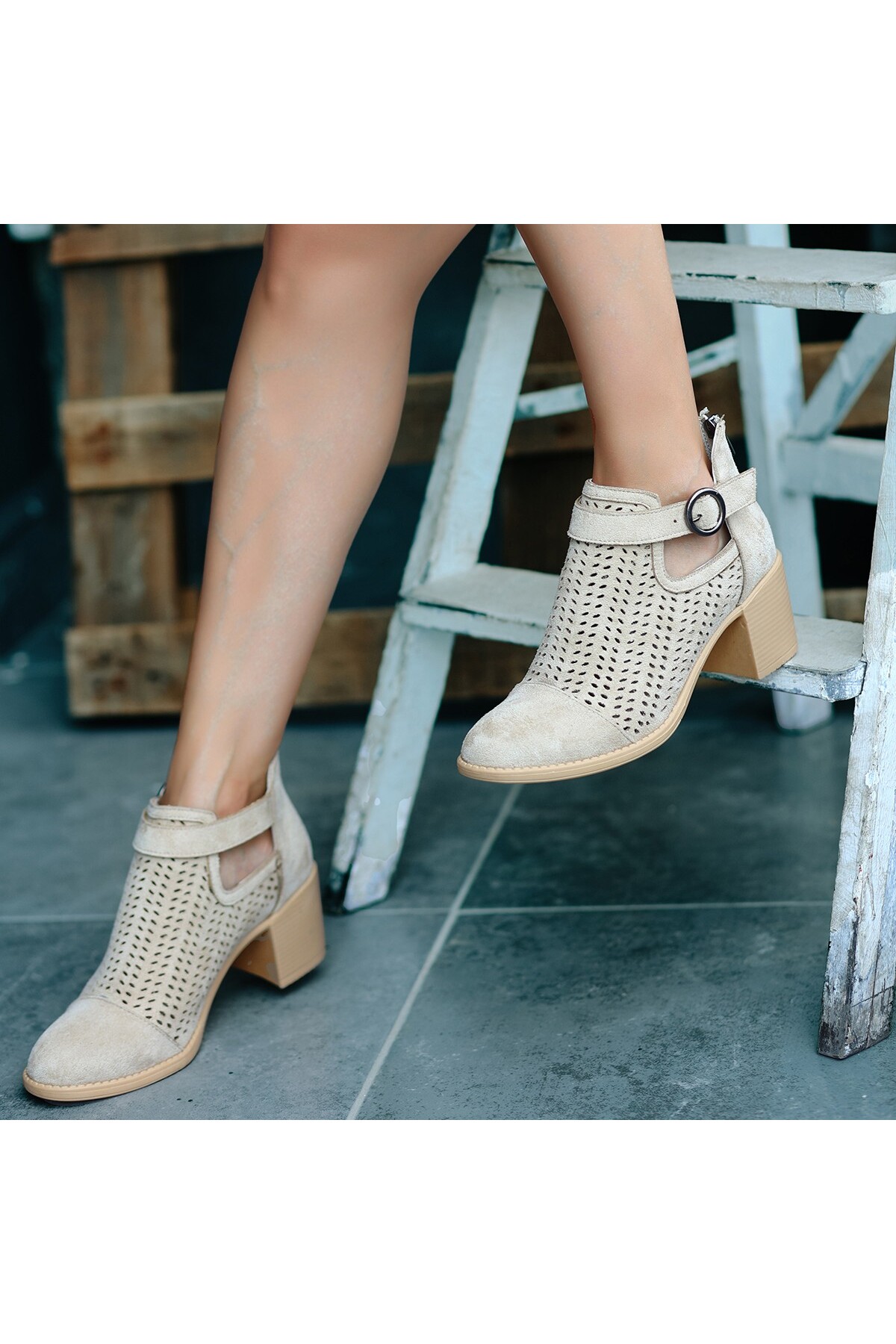 Bej Süet Topuklu Bot