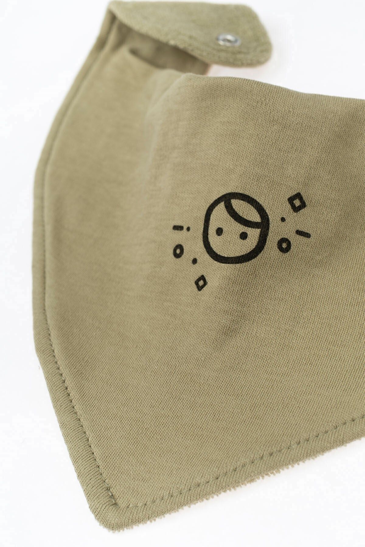 Little Gusto Sıvı Geçirmez Fular Önlük Haki Organik Pamuk Planet Gusto Baskılı fotoğrafı 4 (önizleme)