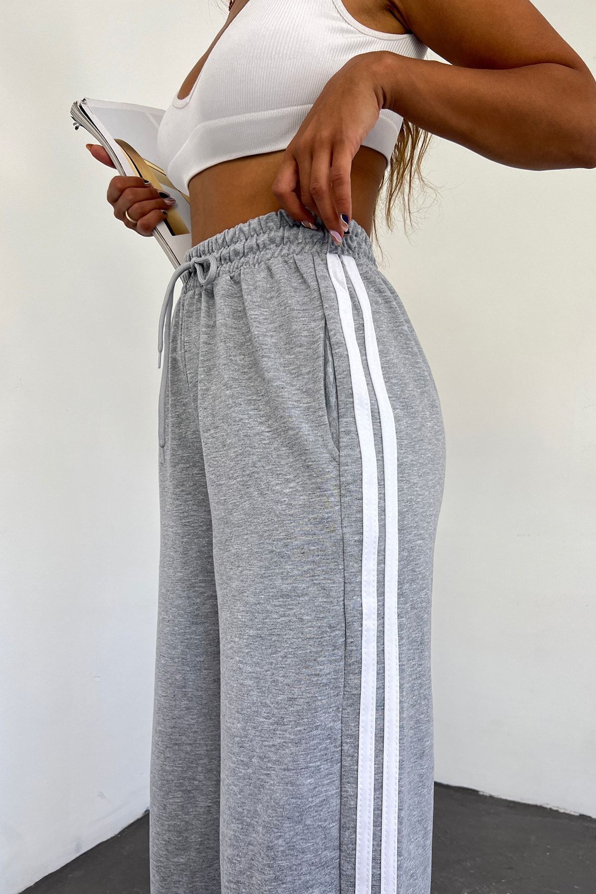 Sun Victoria  Kadın Gri Kompakt Penye Yüksek Bel Şeritli Bol Paça Mevsimlik Eşofman Altı - Görsel 2