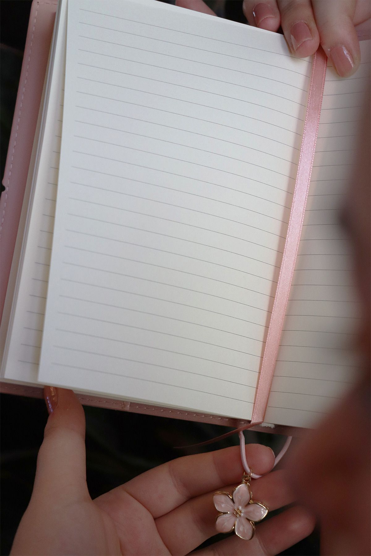 Victoria's Journals-13X18 cm Snap-On Elastic Notebook - 96 Sheets 3