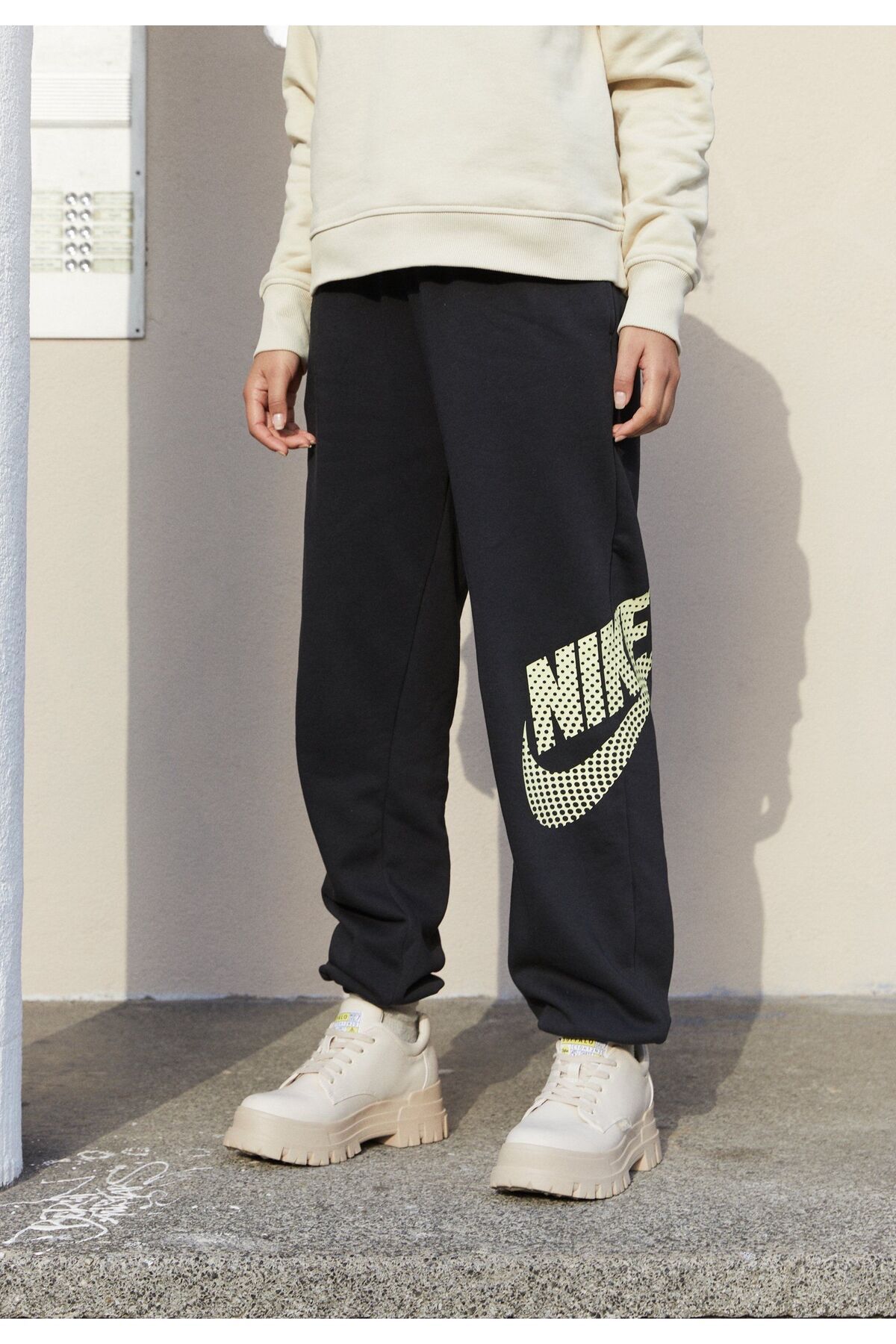 Nike joggers big logo store