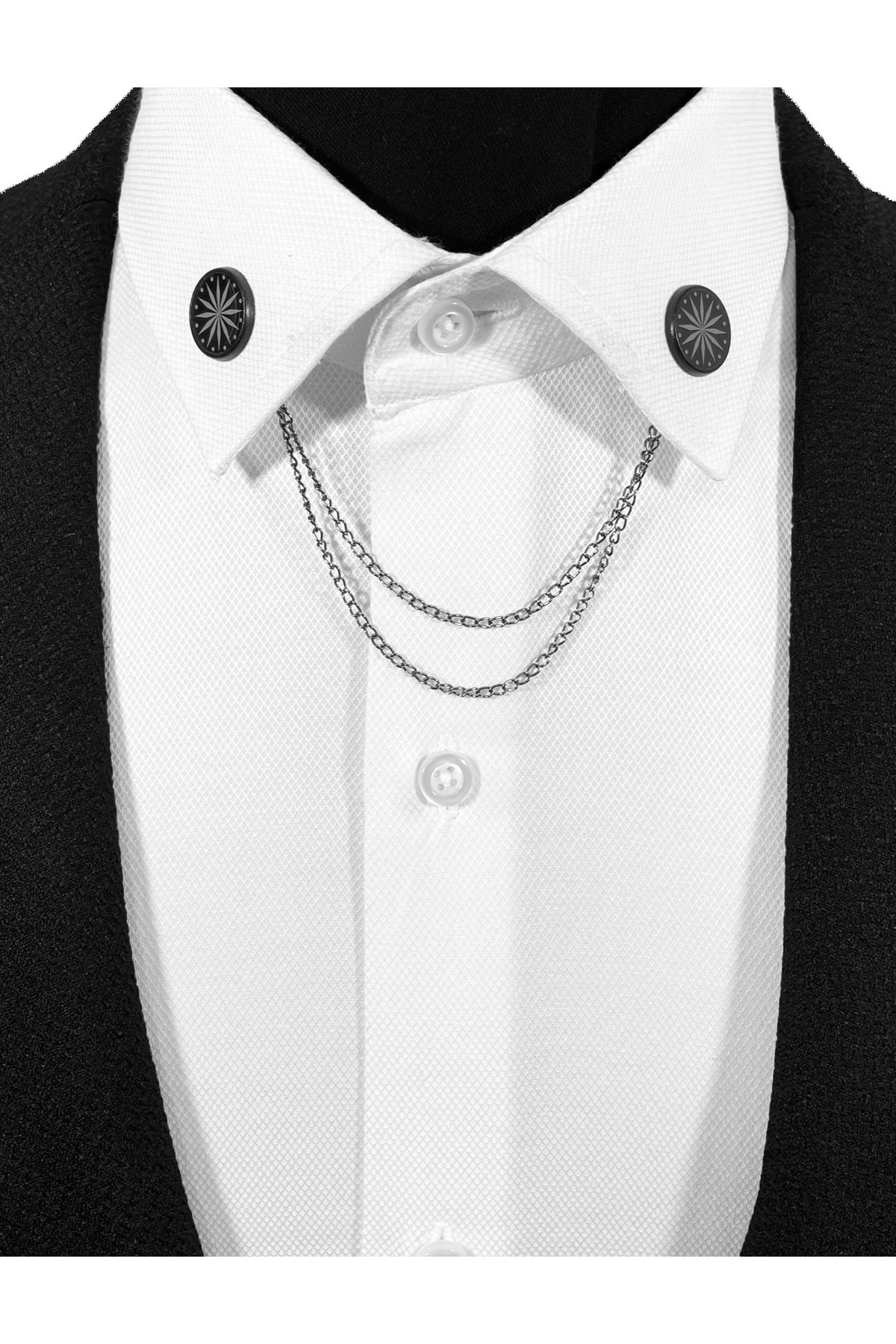  سنجاق یقه/زنجیر یقه پیراهن فلزی طرح‌دار خاکستری در یک قاب مشکی.