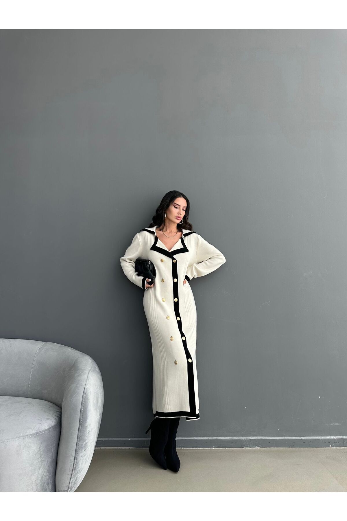 Lusin-Langes Strickkleid mit goldenen Knöpfen für Damen - Ecru 1
