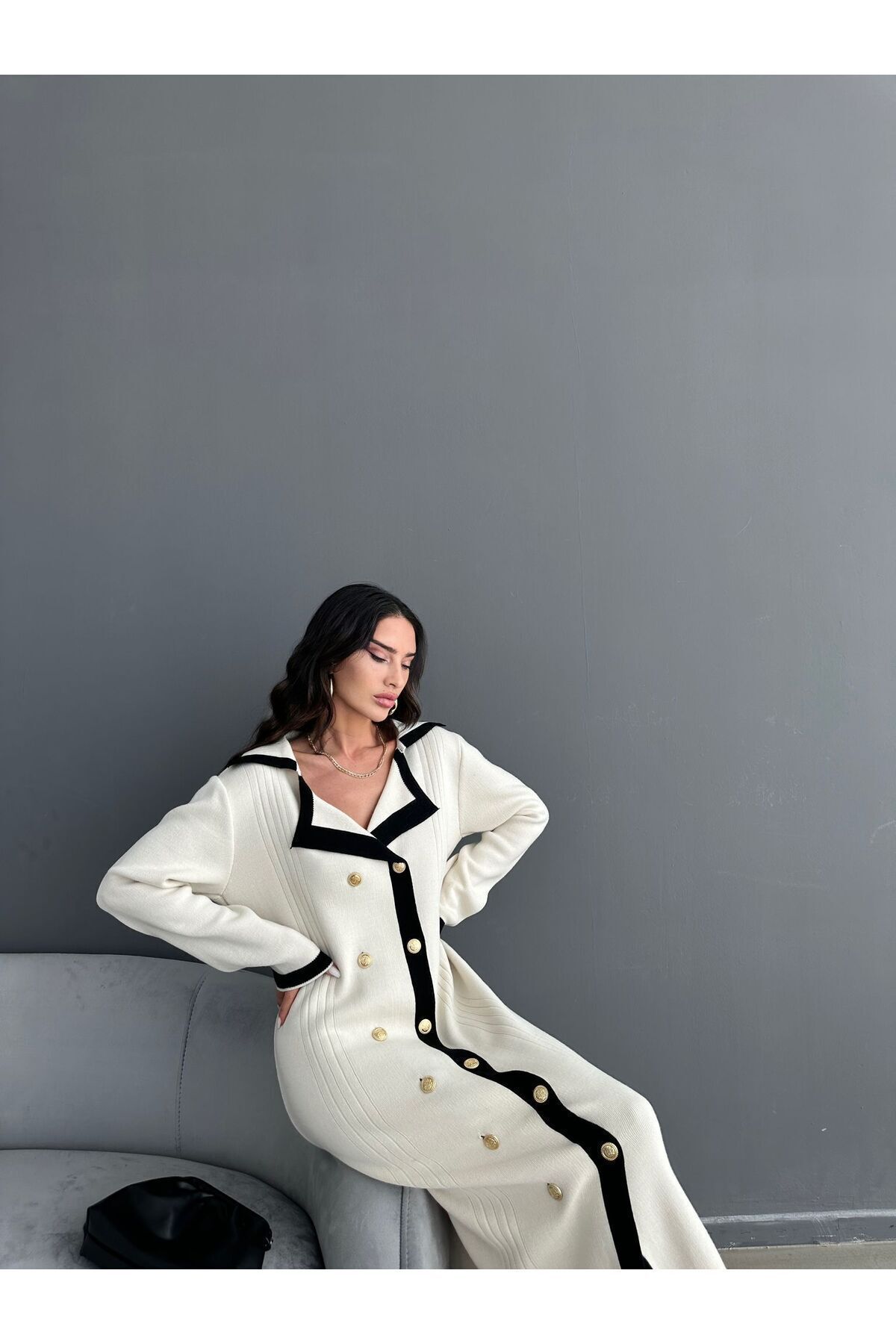 Lusin-Langes Strickkleid mit goldenen Knöpfen für Damen - Ecru 2