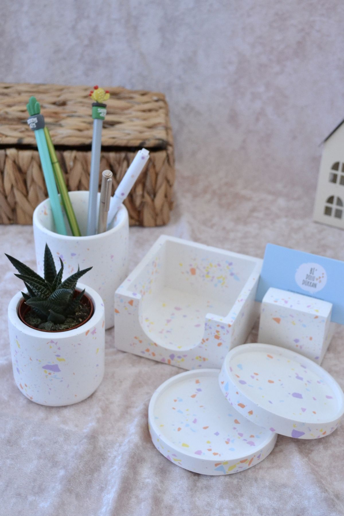 Bİ DOLU DÜKKAN (RENKLİ) Terrazzo Yedi Parça Ofis Seti | Kalemlik Bloknotluk Kartvizitlik Saksı Sukulent Bardak Alt.