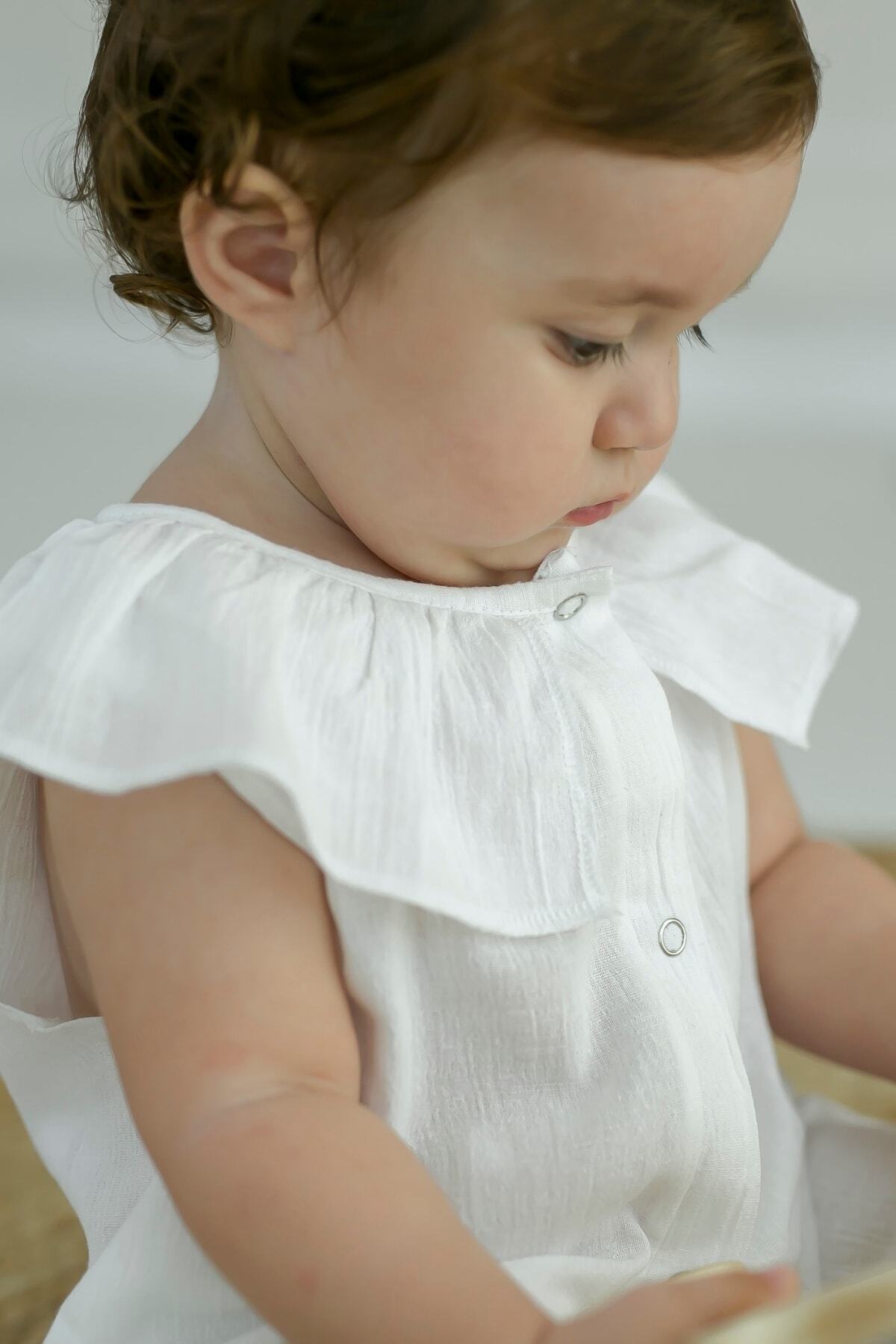 BeyzBaby Şile Bezi Bebek Beyaz Kolsuz Fırfırlı Müslin Tulum fotoğrafı 2 (önizleme)