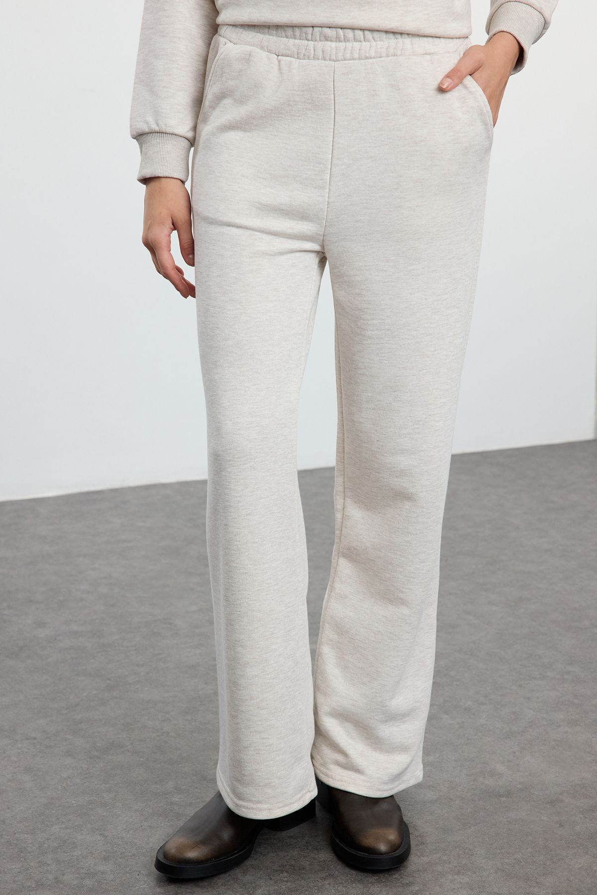Trendyol Modest-Übergroßes, beige-meliertes Trainingsanzug-Set aus Strick – mit Reißverschluss TCTAW25EN00003 4