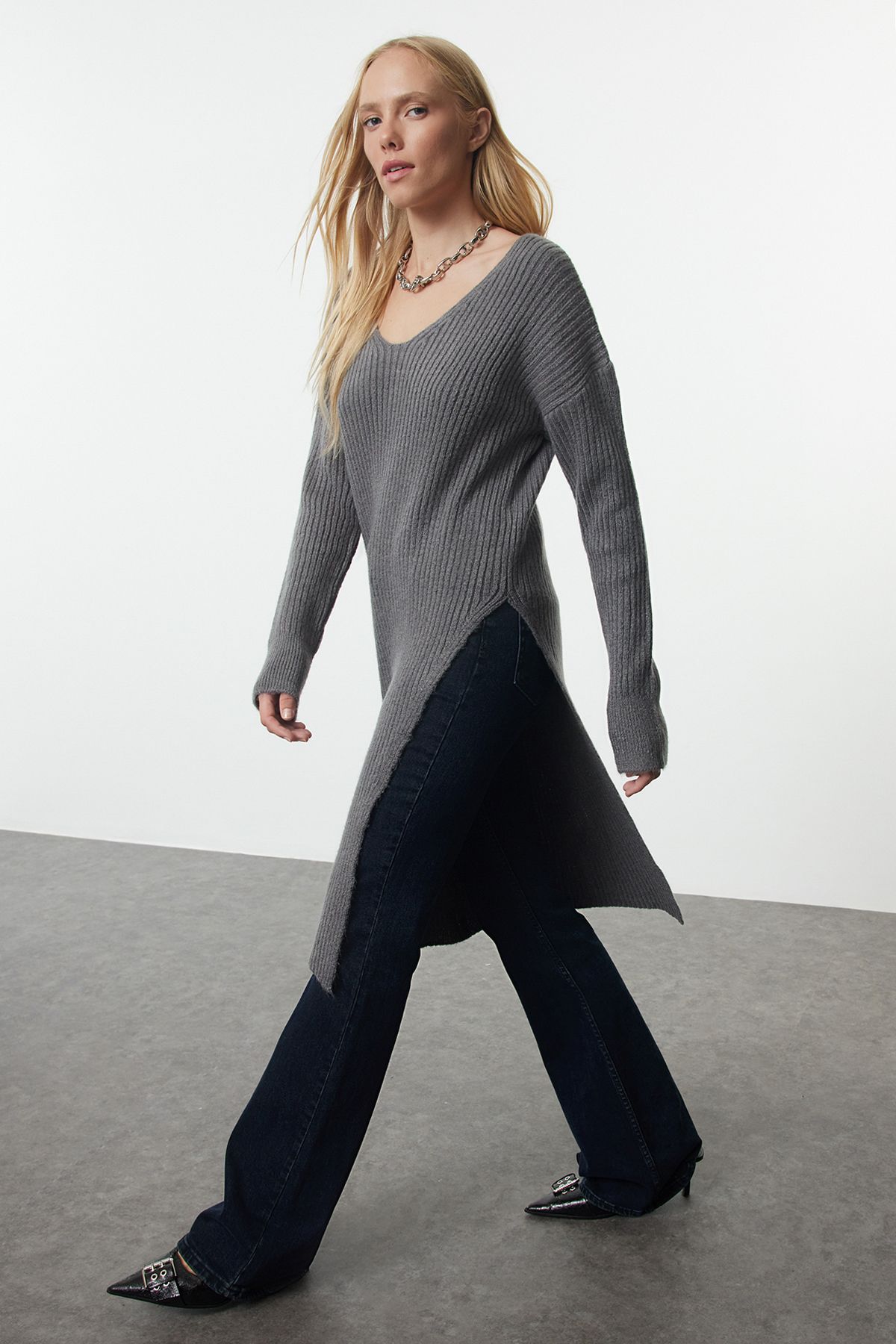 Trendyol Collection Miękki, Teksturowany, Antracytowy Sweter Z Dzianiny - Detal Z Rozcięciem, Tunika Rozmiar Twoaw25kz00121 Kobieta - S