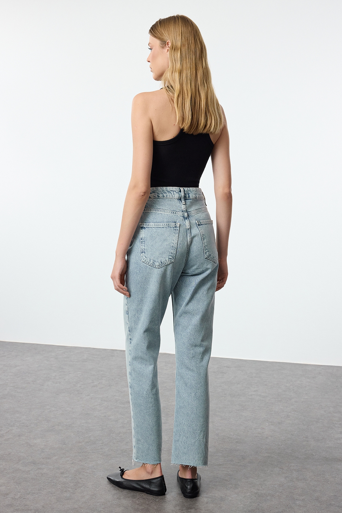 Trendyolmilla  Açık Mavi Paçası Kesikli Yüksek Bel Straight %100 Pamuk Non-Stretch Jeans TWOAW25JE00307 - Görsel 9