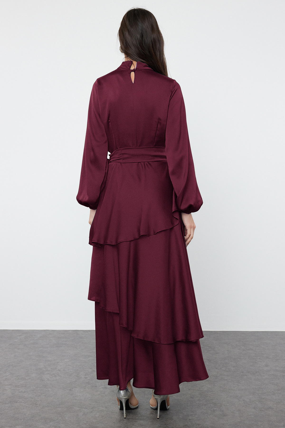 Trendyol Modest-فستان سهرة منسوج من الساتان بطبقات تنورة باللون العنابي TCTSS24DB00050 5