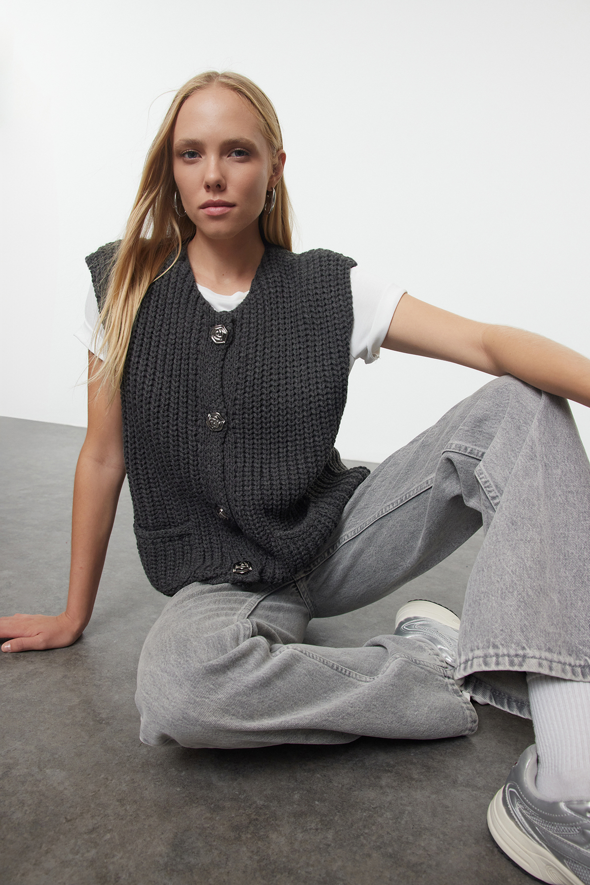 Trendyolmilla Antrasit Bisiklet Yaka Fitted Triko Yelek TWOAW25YE00027