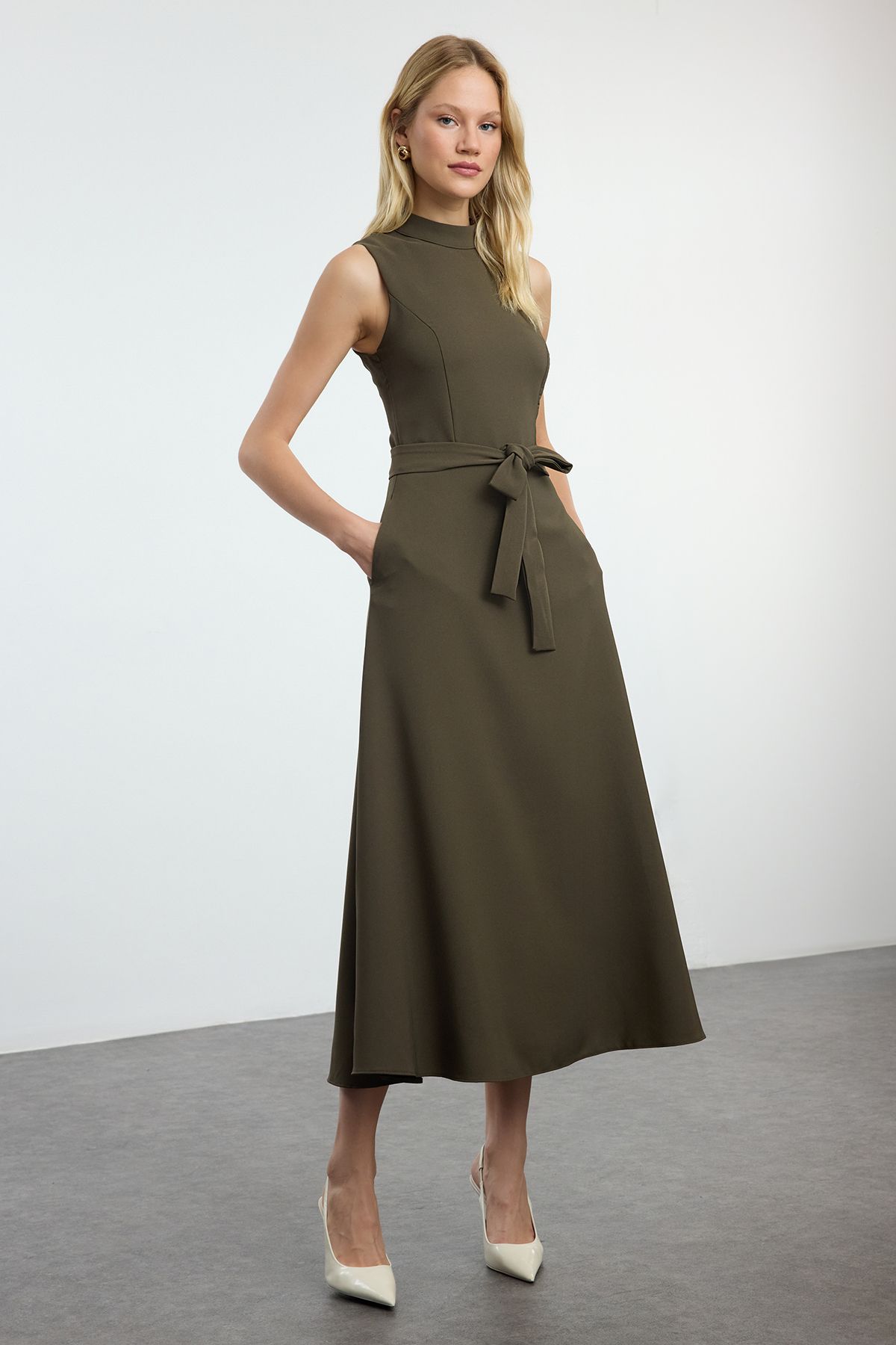 Trendyol Collection Sukienka Midi W Kolorze Khaki Ze Stójką - Z Paskiem I Odcięciem W Talii Twoaw25el00136 Kobieta - 42