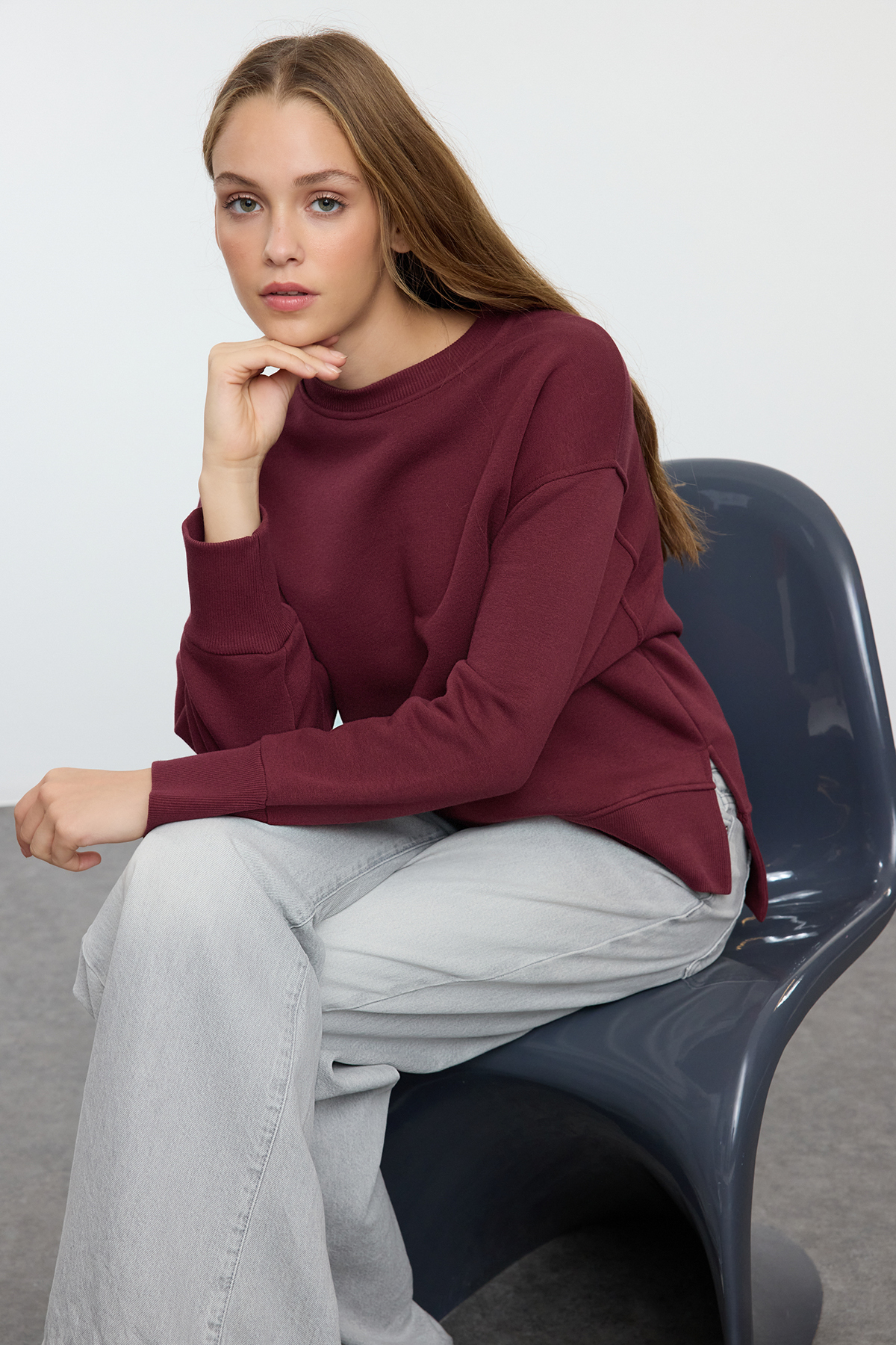 Trendyol Collection Weinrotes Fleece-Sweatshirt mit Rundhalsausschnitt, dicke Innenseite, normale Passform, Twoaw25sw00169