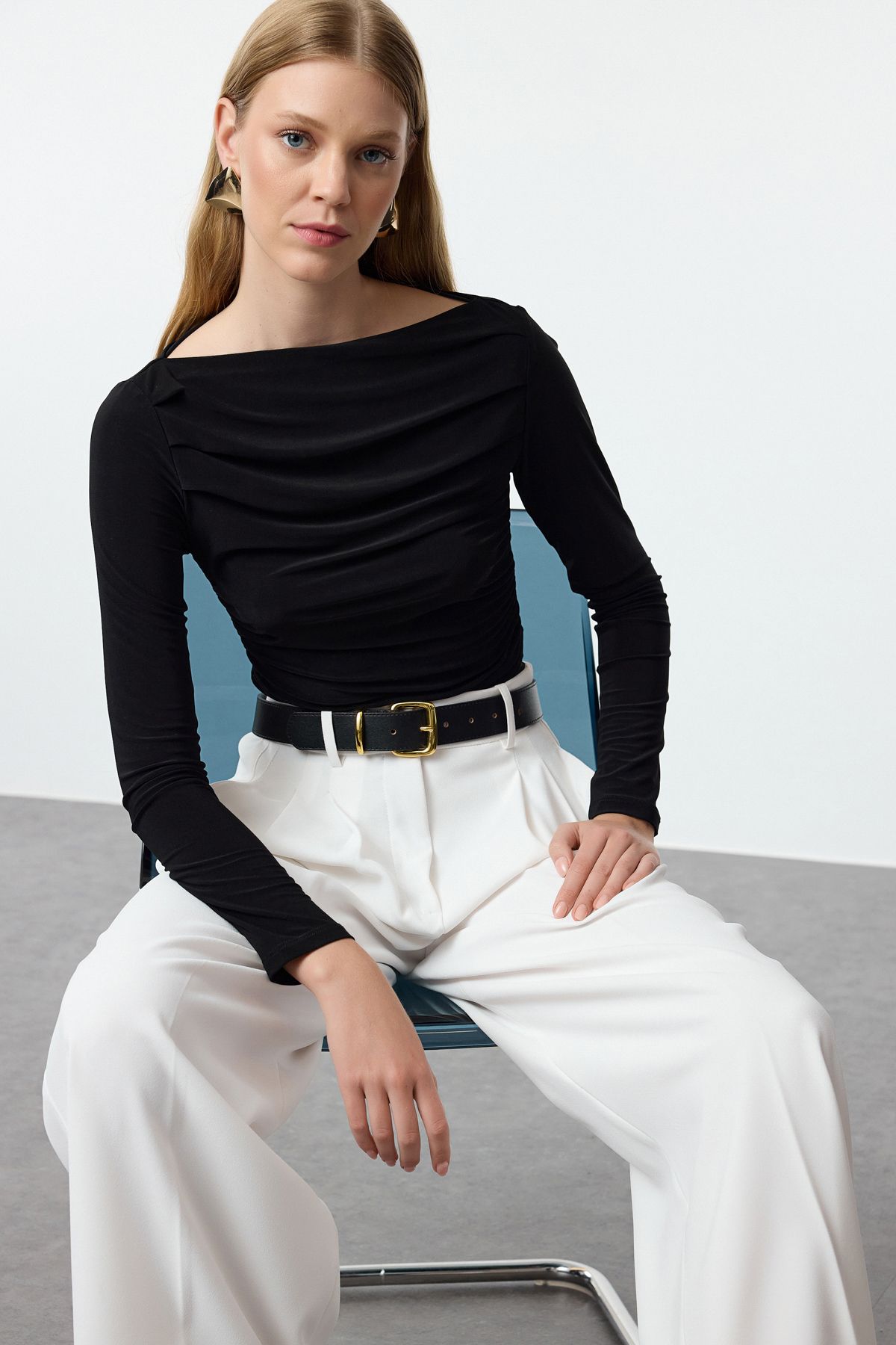 Trendyol Collection Elastyczna, Drapowana, Czarna Bluzka Z Dzianiny - Dekolt Łódkowy, Dopasowana Kobieta - L