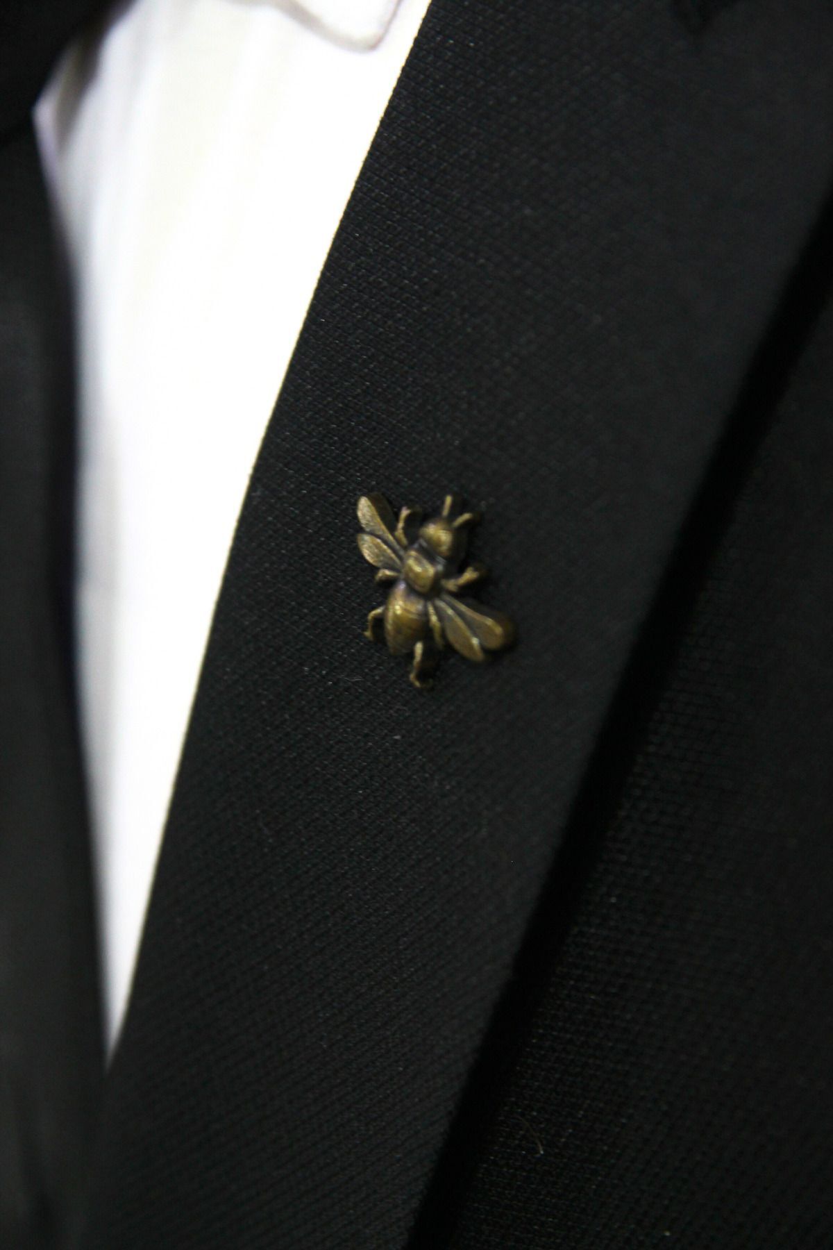 Elegante Cravatte Arı Figürlü Metal Bronz Renk Ceket Yaka İğnesi Broş Rozet