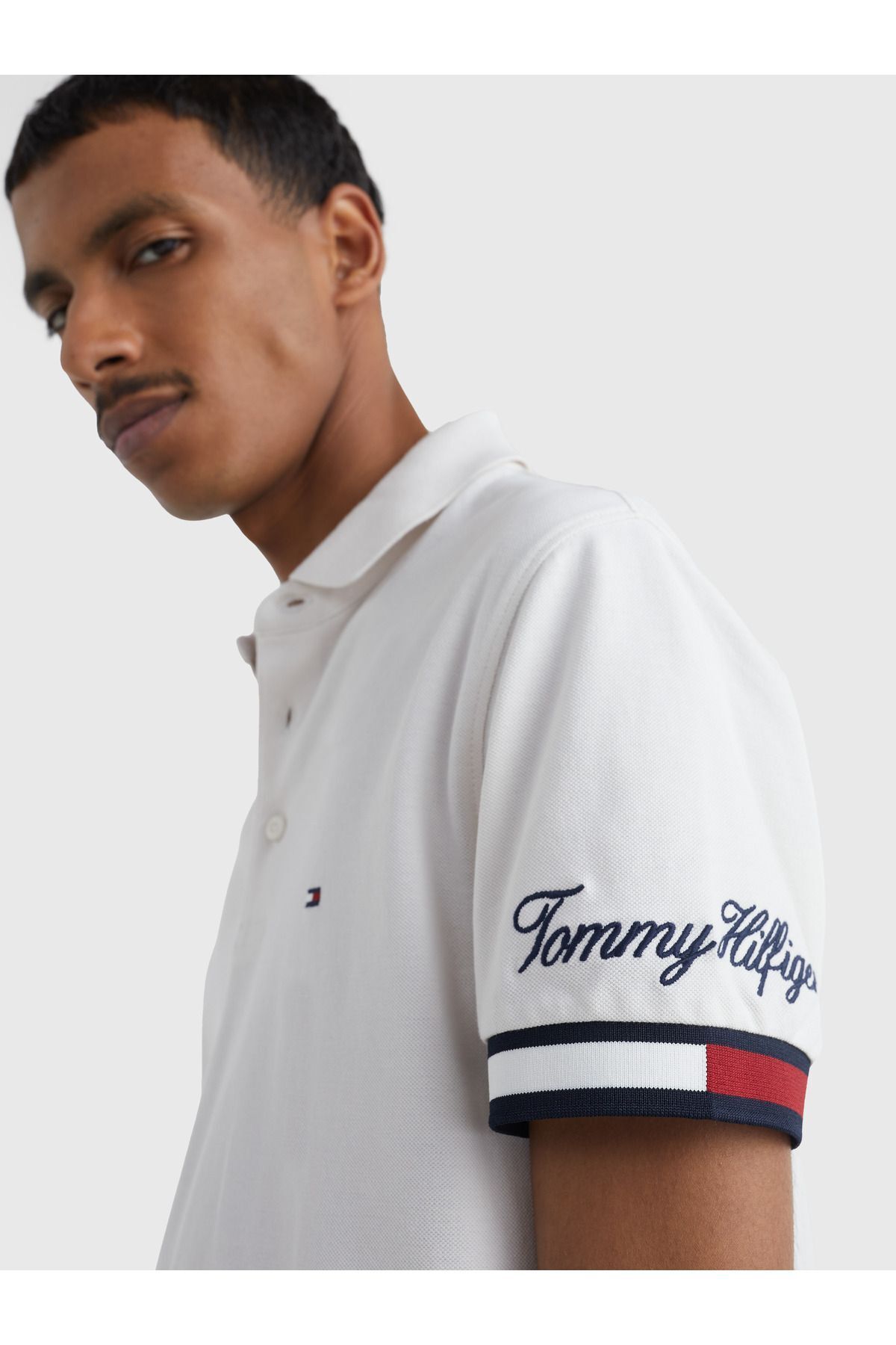 تی شرت یقه پولو سفید مردانه پرچم دکمه دار اورجینال Tommy Hilfiger