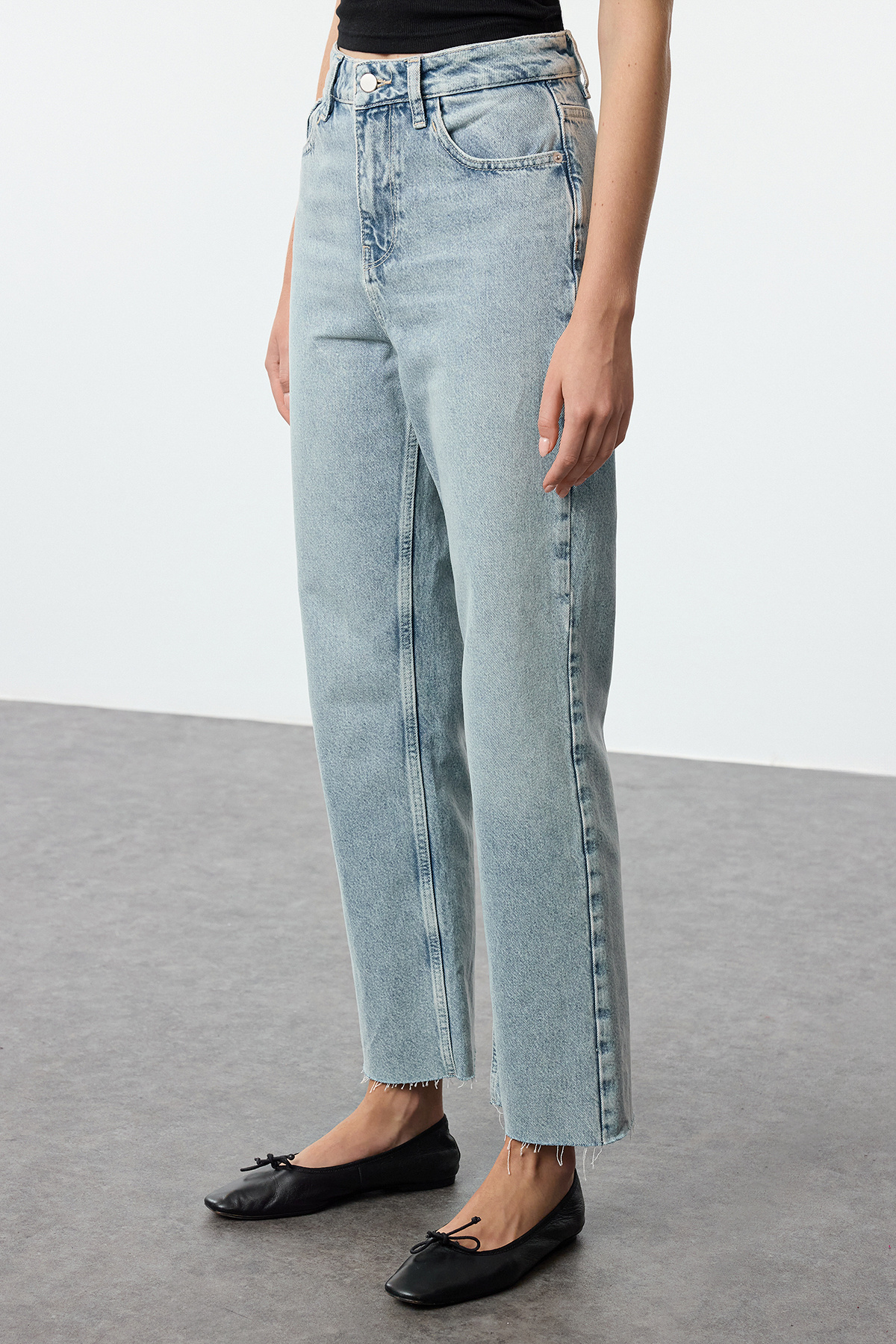 Trendyolmilla  Açık Mavi Paçası Kesikli Yüksek Bel Straight %100 Pamuk Non-Stretch Jeans TWOAW25JE00307 - Görsel 8