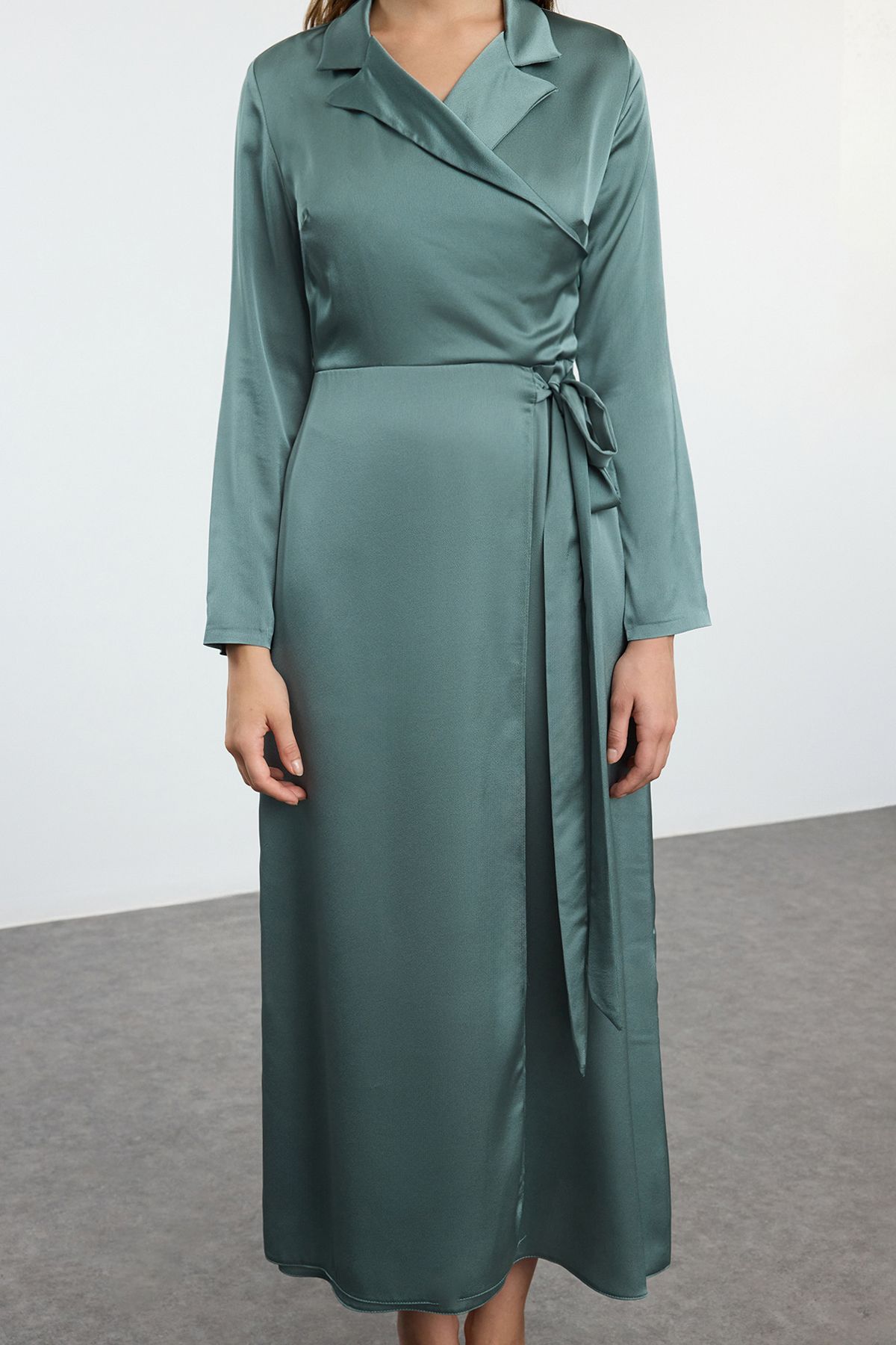 Trendyol Modest-Mintfarbenes, zweireihiges, mit Schärpe verziertes, detailliertes, gewebtes Satin-Abendkleid TCTAW25DB00003 2