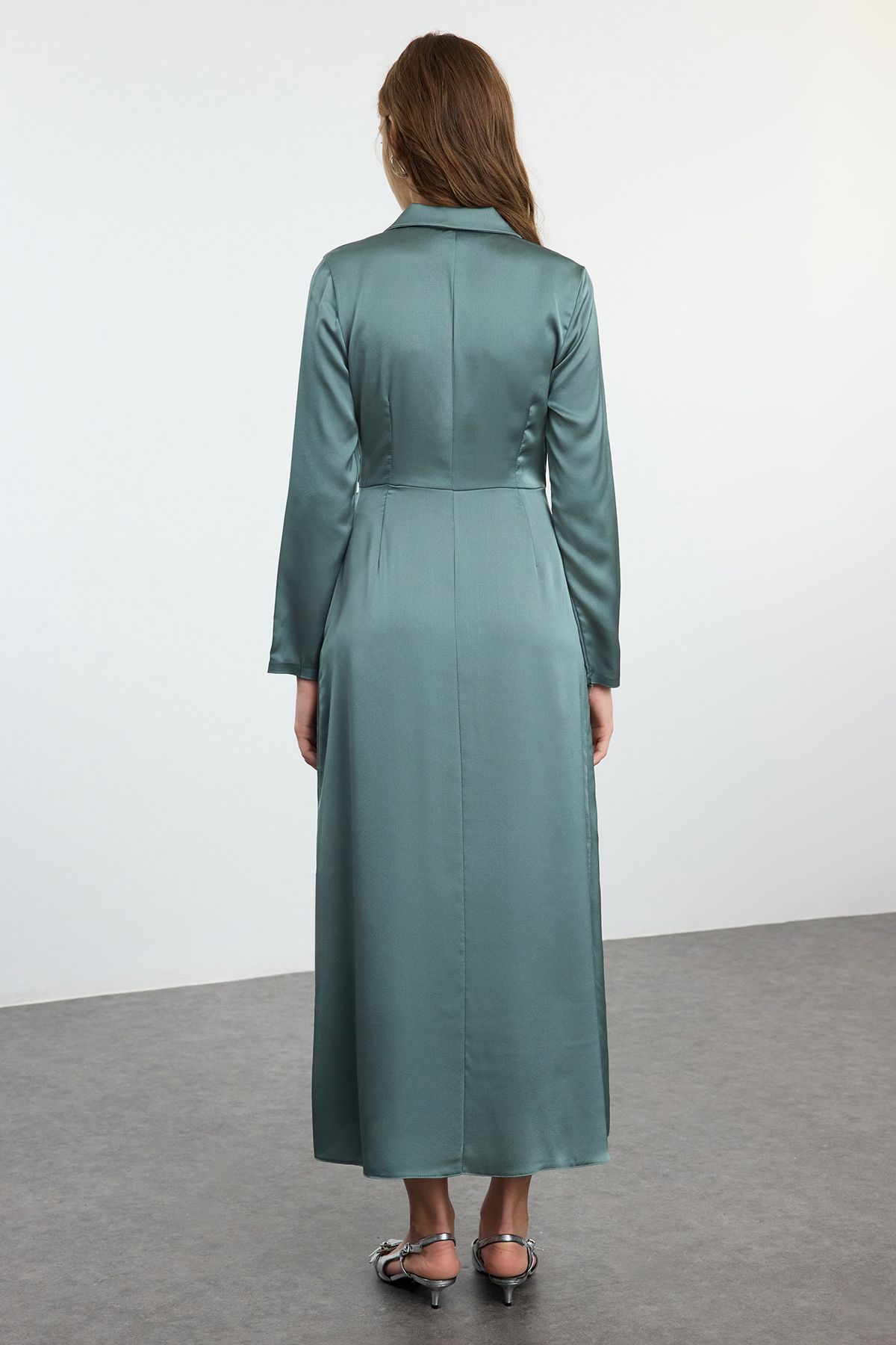 Trendyol Modest-Mintfarbenes, zweireihiges, mit Schärpe verziertes, detailliertes, gewebtes Satin-Abendkleid TCTAW25DB00003 5