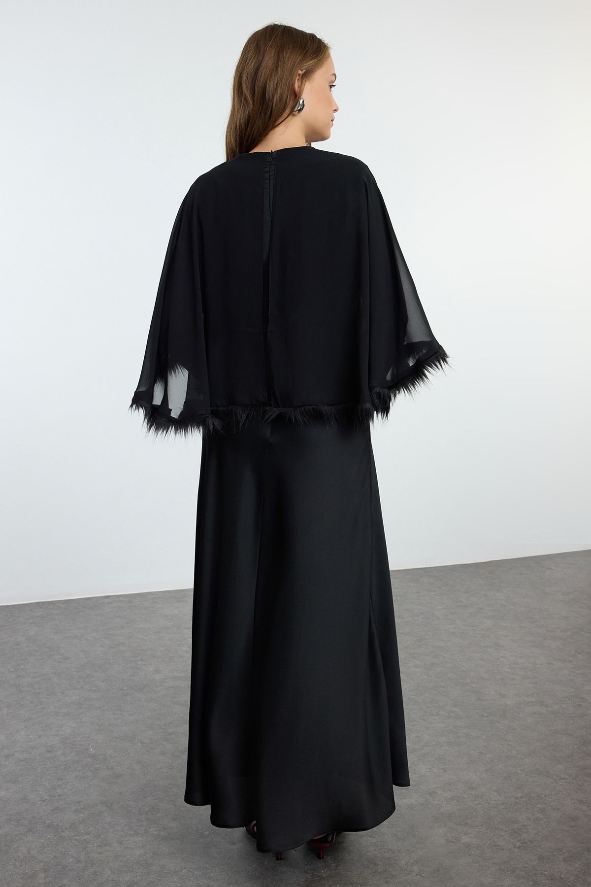 Trendyol Modest-Abendkleid aus gewebtem Chiffon – Schwarzer Umhang TCTAW25DB00005 5