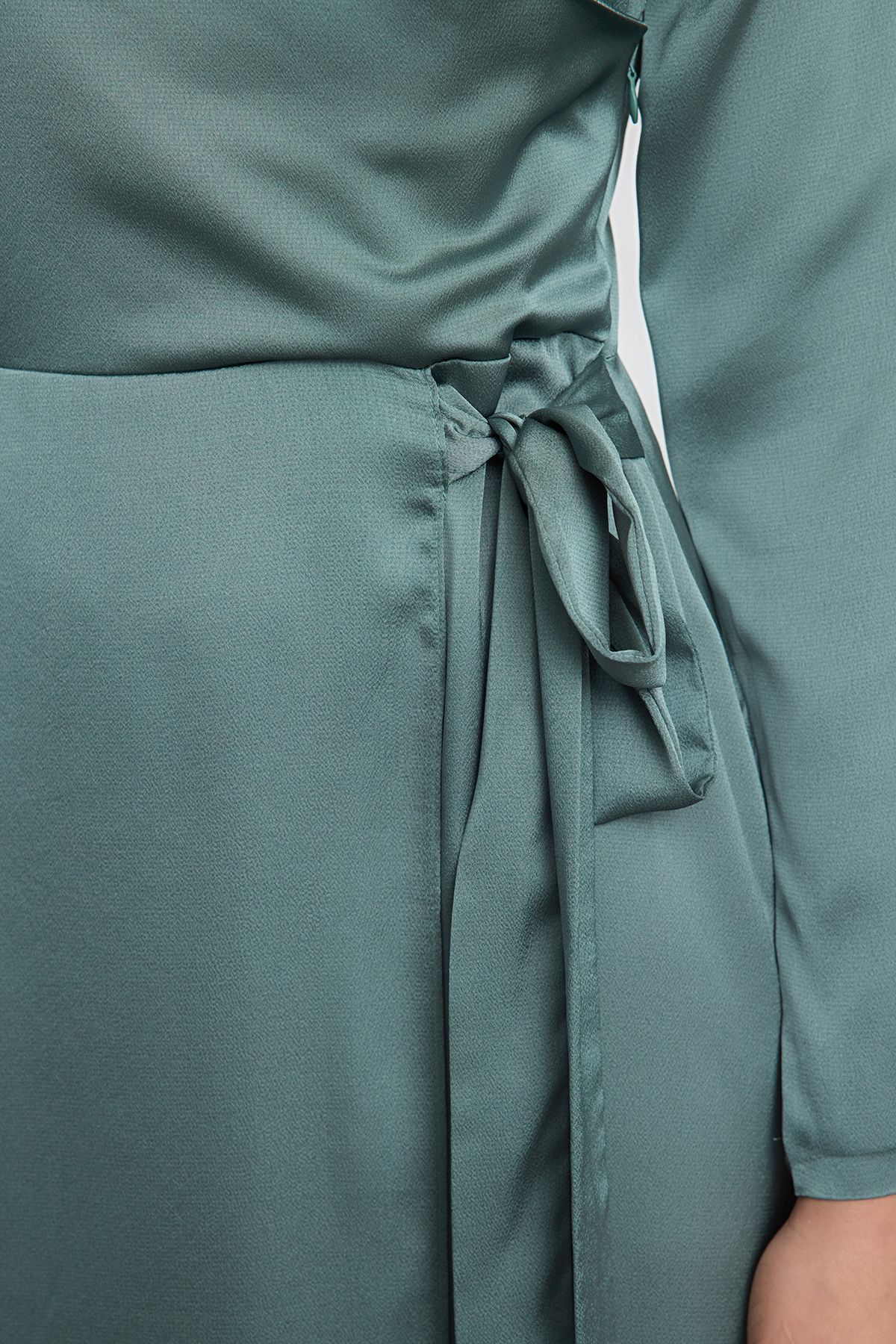 Trendyol Modest-Mintfarbenes, zweireihiges, mit Schärpe verziertes, detailliertes, gewebtes Satin-Abendkleid TCTAW25DB00003 4