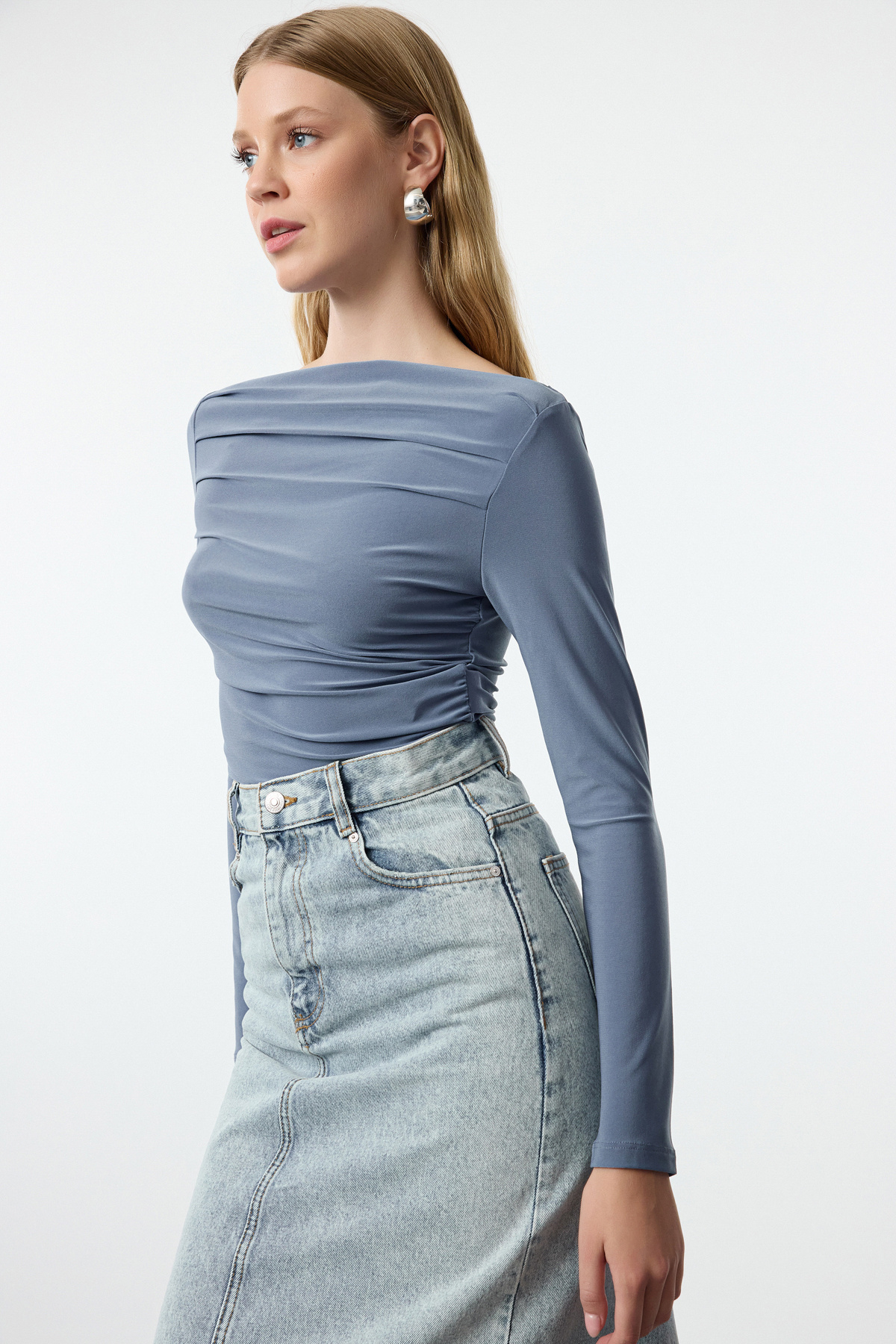 Trendyolmilla  Indigo Kayık Yaka Drapeli Vücuda Oturan Esnek Örme Bluz TWOAW25BZ00109 - Görsel 2