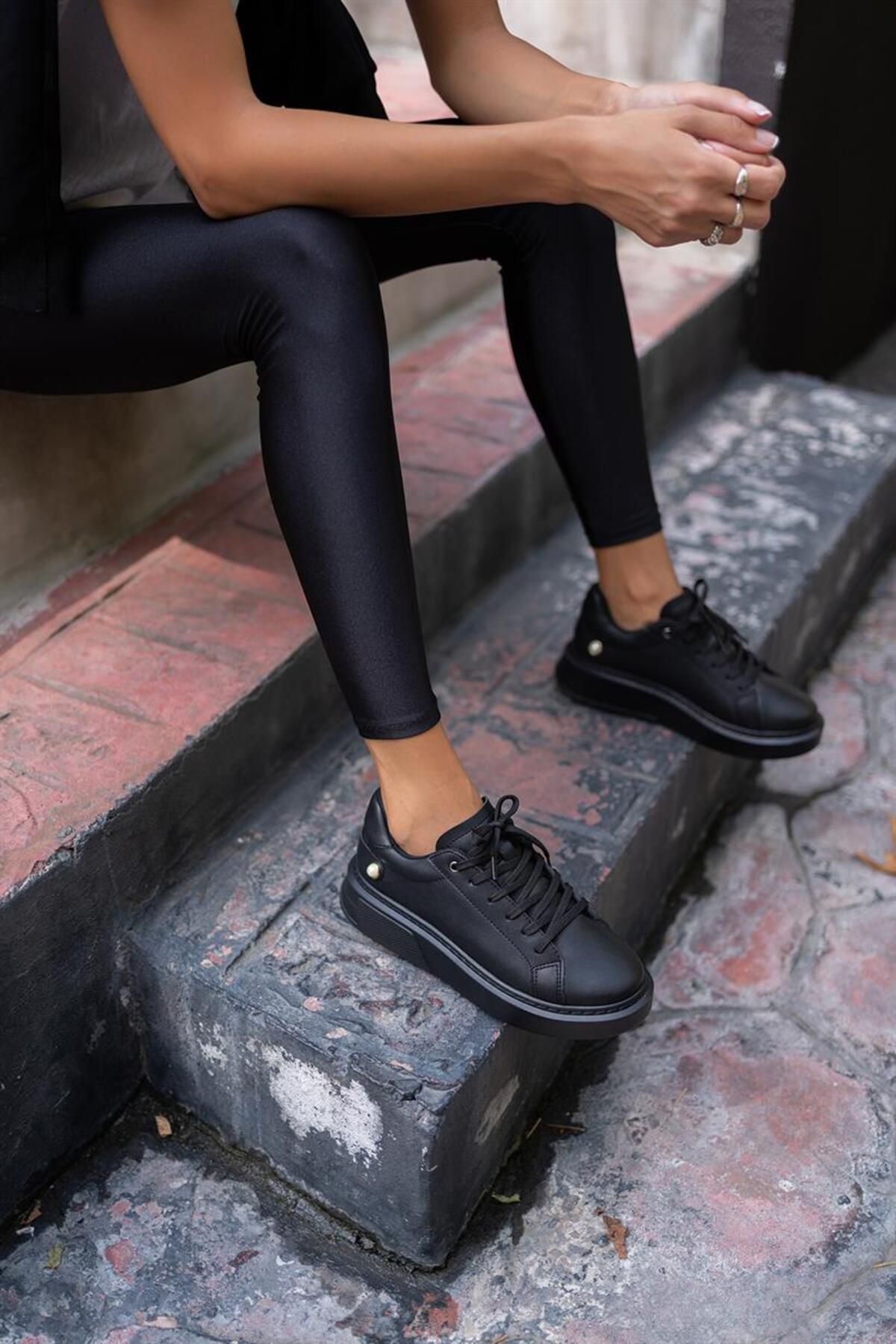 Madamra Siyah Kad n Yuvarlak Burunlu Inci Detayl Onden Ba c kl Sneaker Fiyat Yorumlar Trendyol