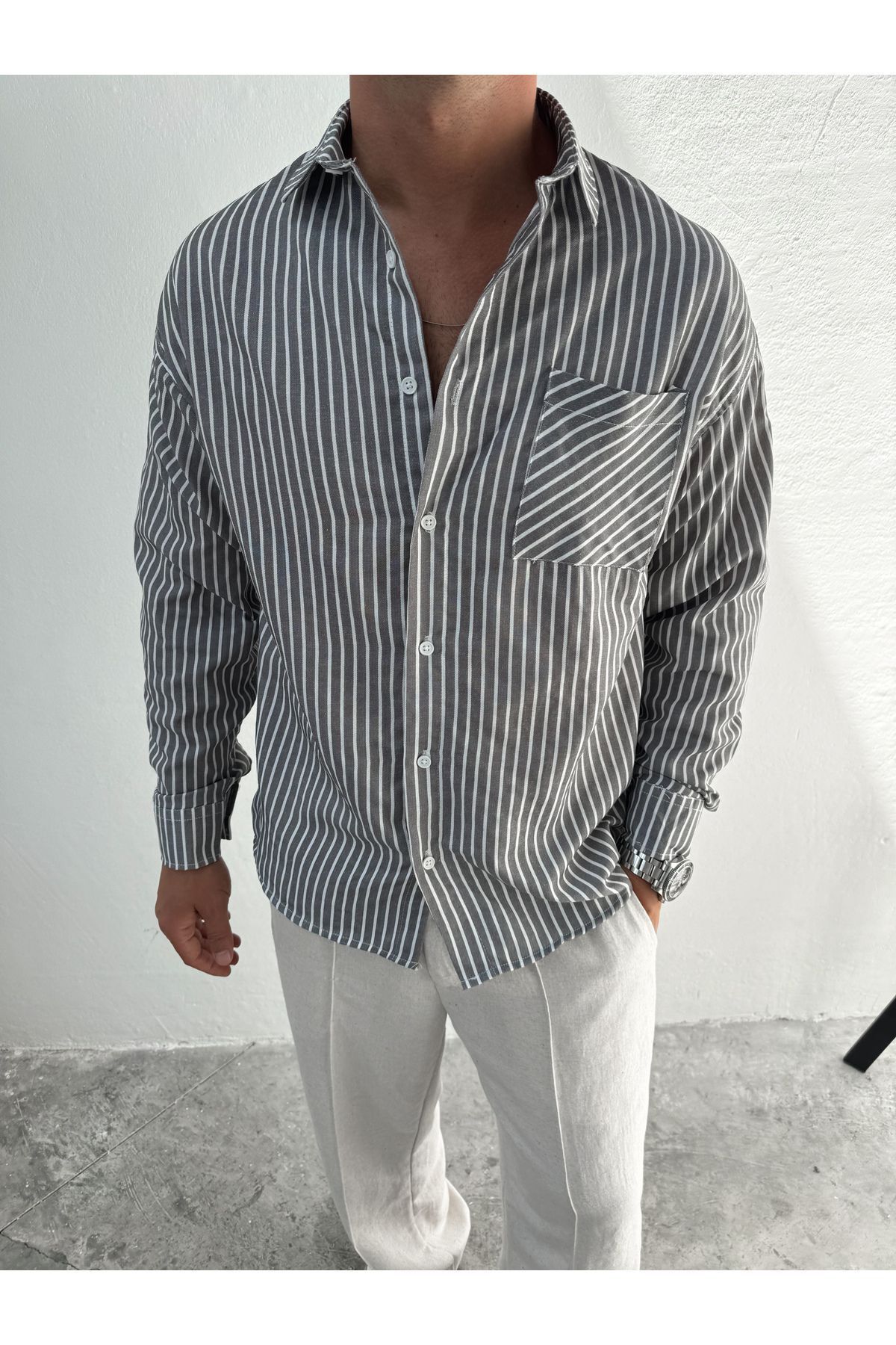 chemise oversize à coupe ample à rayures noires et blanches à poches blanches et à boutons