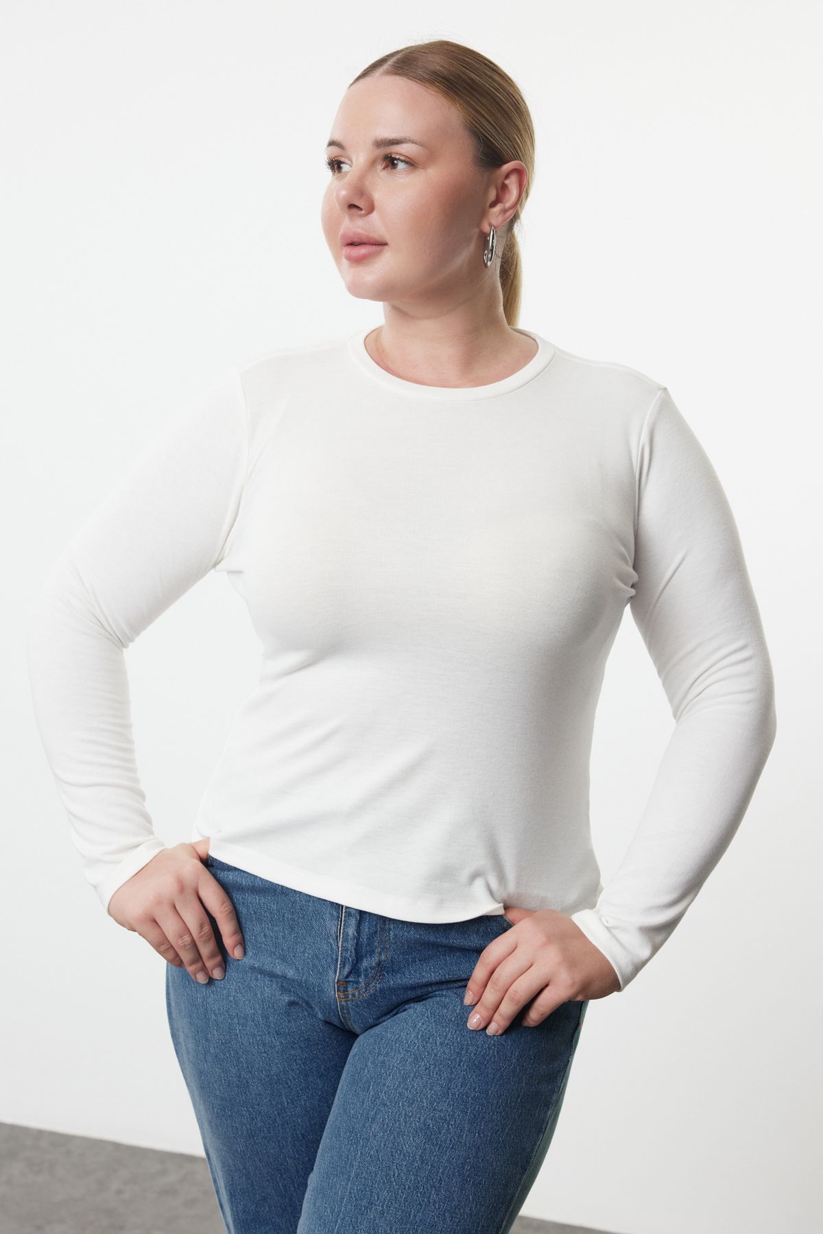 Trendyol Curve Elastyczna Wiskoza, Bluzka W Dużych Rozmiarach, Dekolt Okrągły, Ecru, Premium Tbbaw25af00027 Kobieta - 3XL