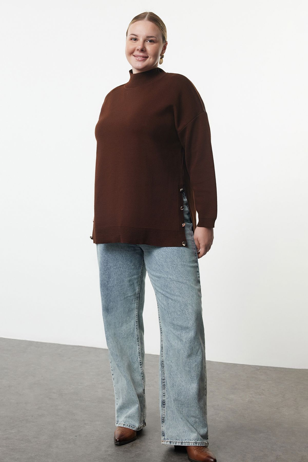 Trendyol Curve Rollkragenpullover Braun, Knopfdetail für Damen - XL