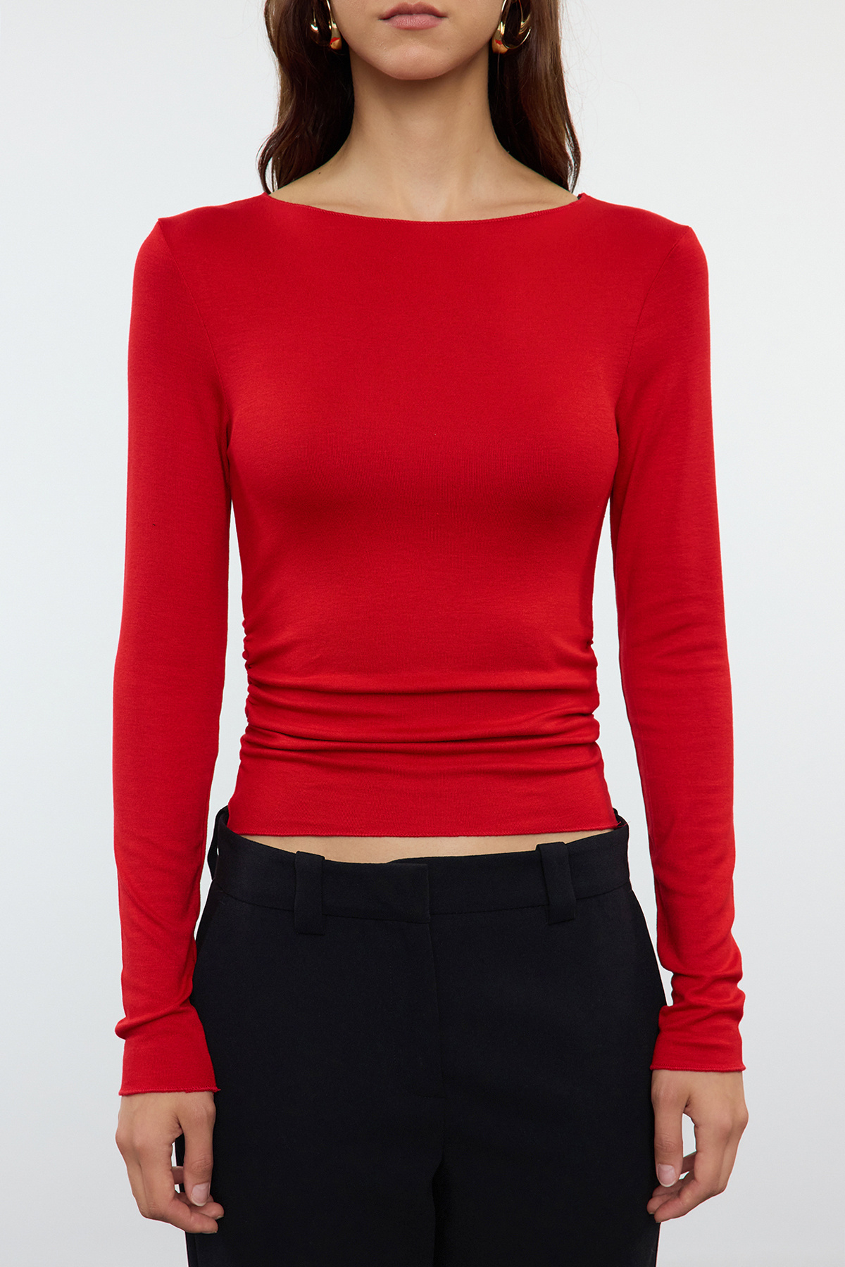 Trendyol Collection Elastyczna wiskoza czerwona bluzka z dekoltem łódkowym - drapowany detal, dopasowany ściągacz, miękka tkanina Twoaw25Bz00225