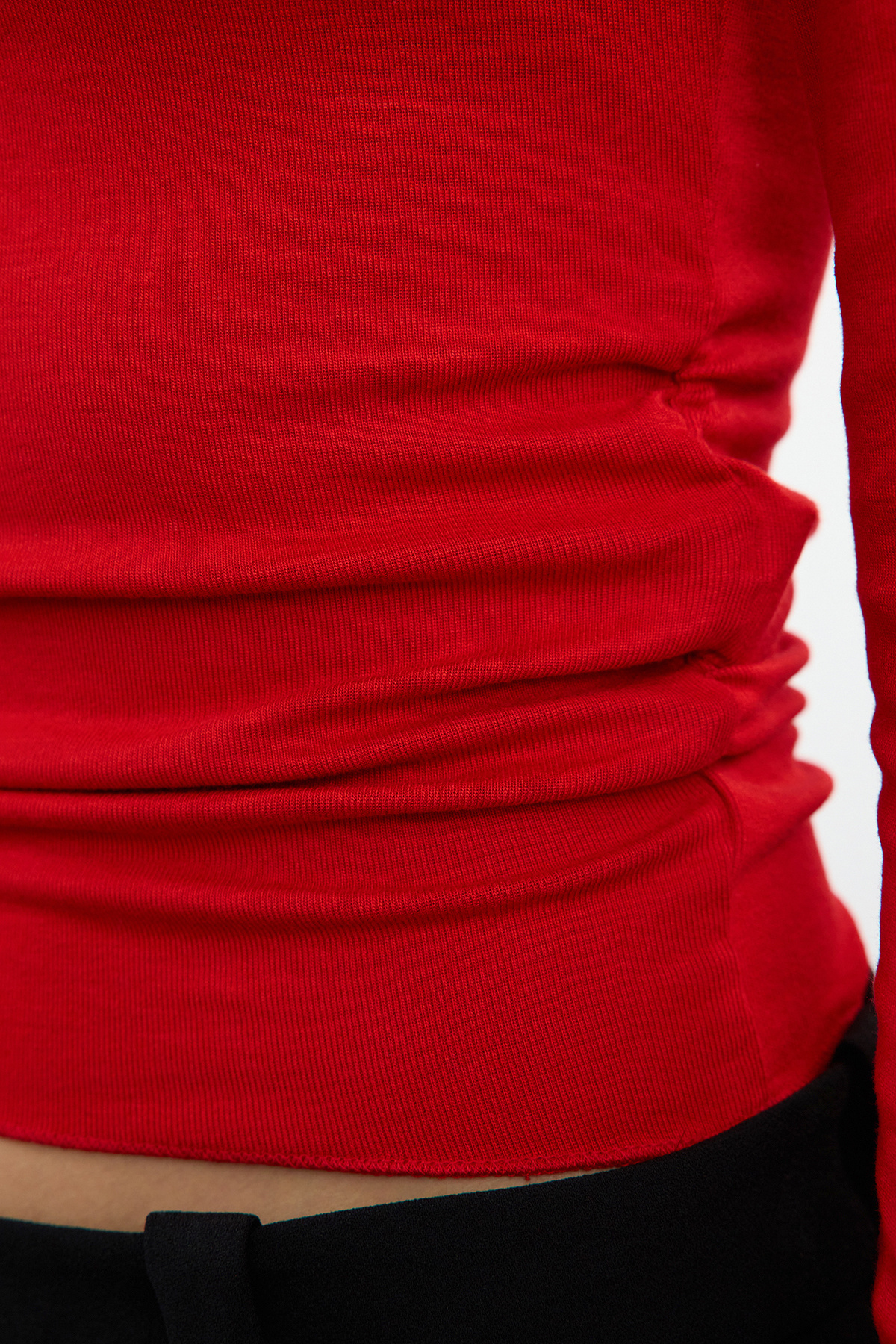 Trendyol Collection Elastyczna wiskoza czerwona bluzka z dekoltem łódkowym - drapowany detal, dopasowany ściągacz, miękka tkanina Twoaw25Bz00225