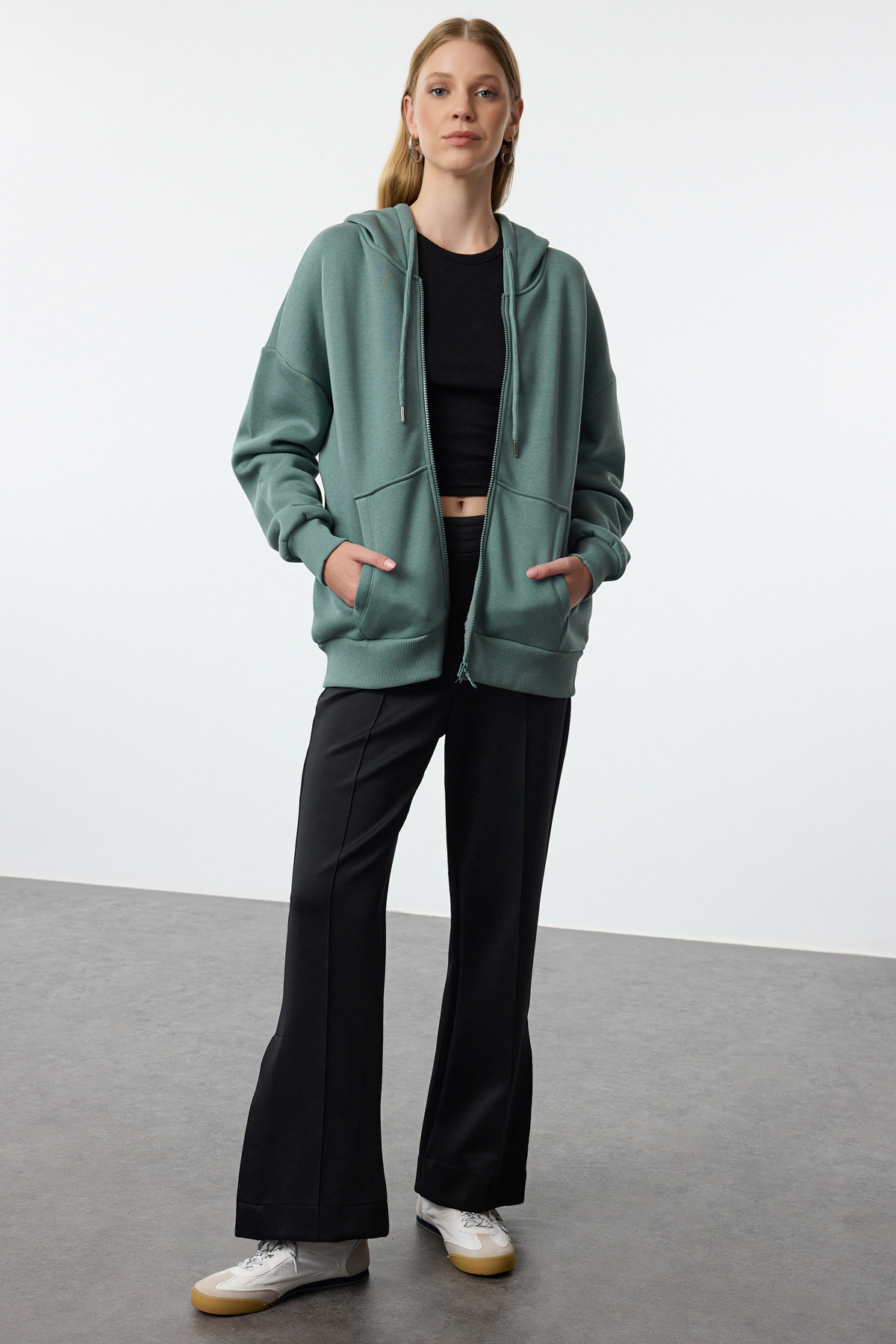 Trendyolmilla  Koyu Yeşil Oversize/Rahat Kesim Fermuarlı Kalın İçi Polarlı Örme Sweatshirt TWOAW24SW00188 - Görsel 2