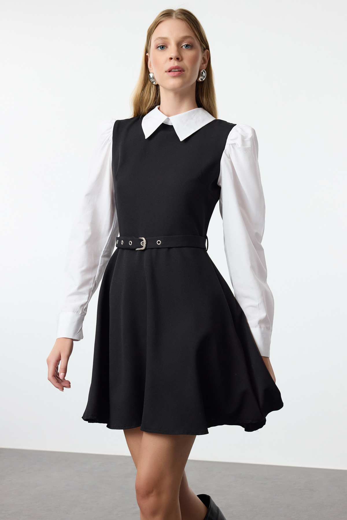 Trendyol Collection Fekete öv nyitott derék ing részlet mini szőtt ruha TWOAW25EL00398