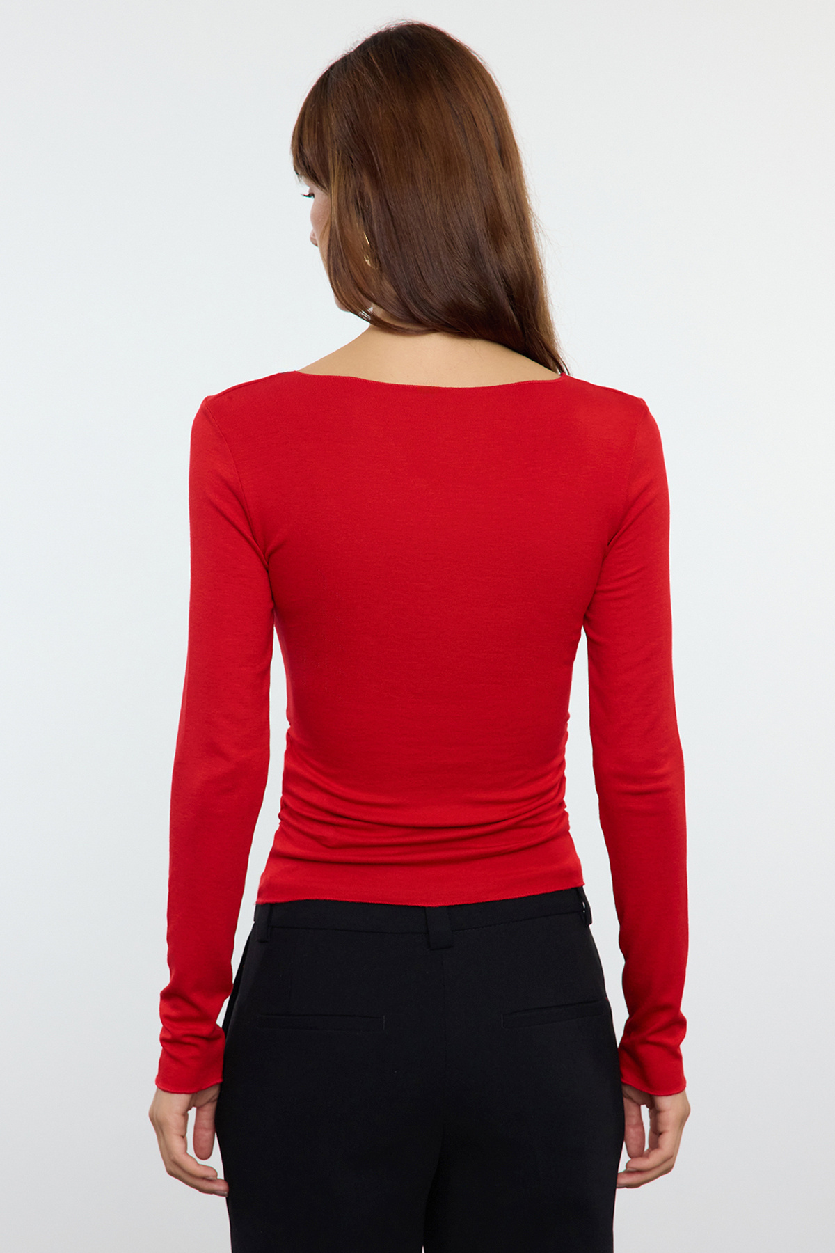 Trendyolmilla  Kırmızı Viskon/Yumuşak Kumaşlı Fitted Büzgü/Drape Detaylı Kayık Yaka Esnek Örme Bluz TWOAW25BZ00225 - Görsel 5