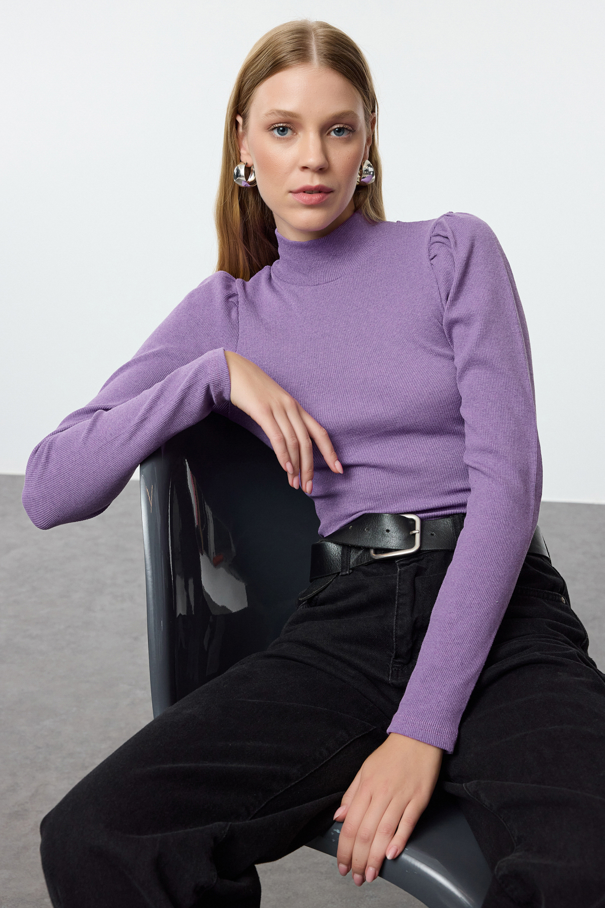 Trendyol Collection Elastyczna bluzka z dzianiny sznurkowej w kolorze liliowym - kołnierzyk typu stójka, rękawy typu balon, dopasowana do ciała TWOAW25BZ00077